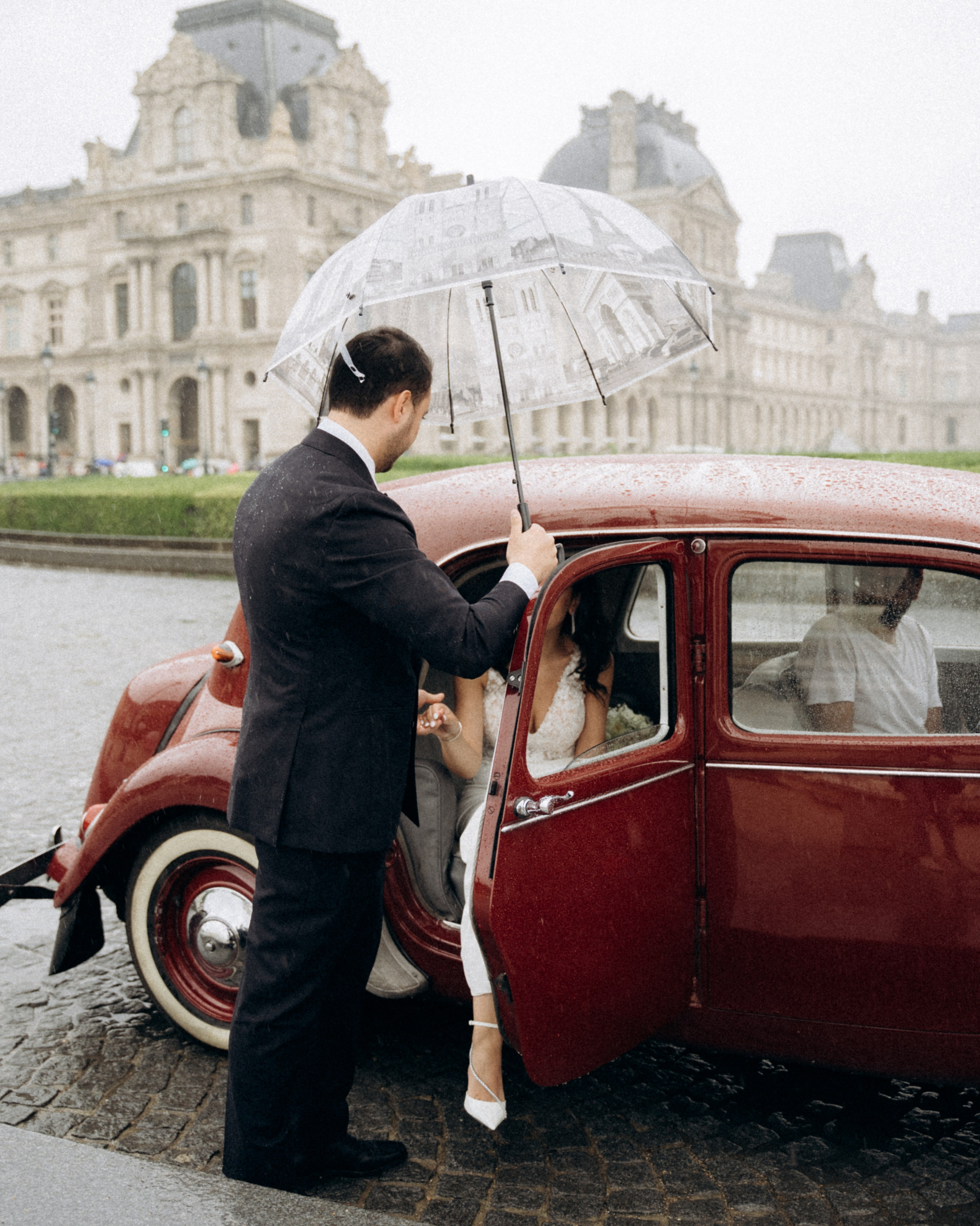 Wedding photo shoot in France_Cabriolet_Paris. Professional photographer in Paris — Shybitska Iryna