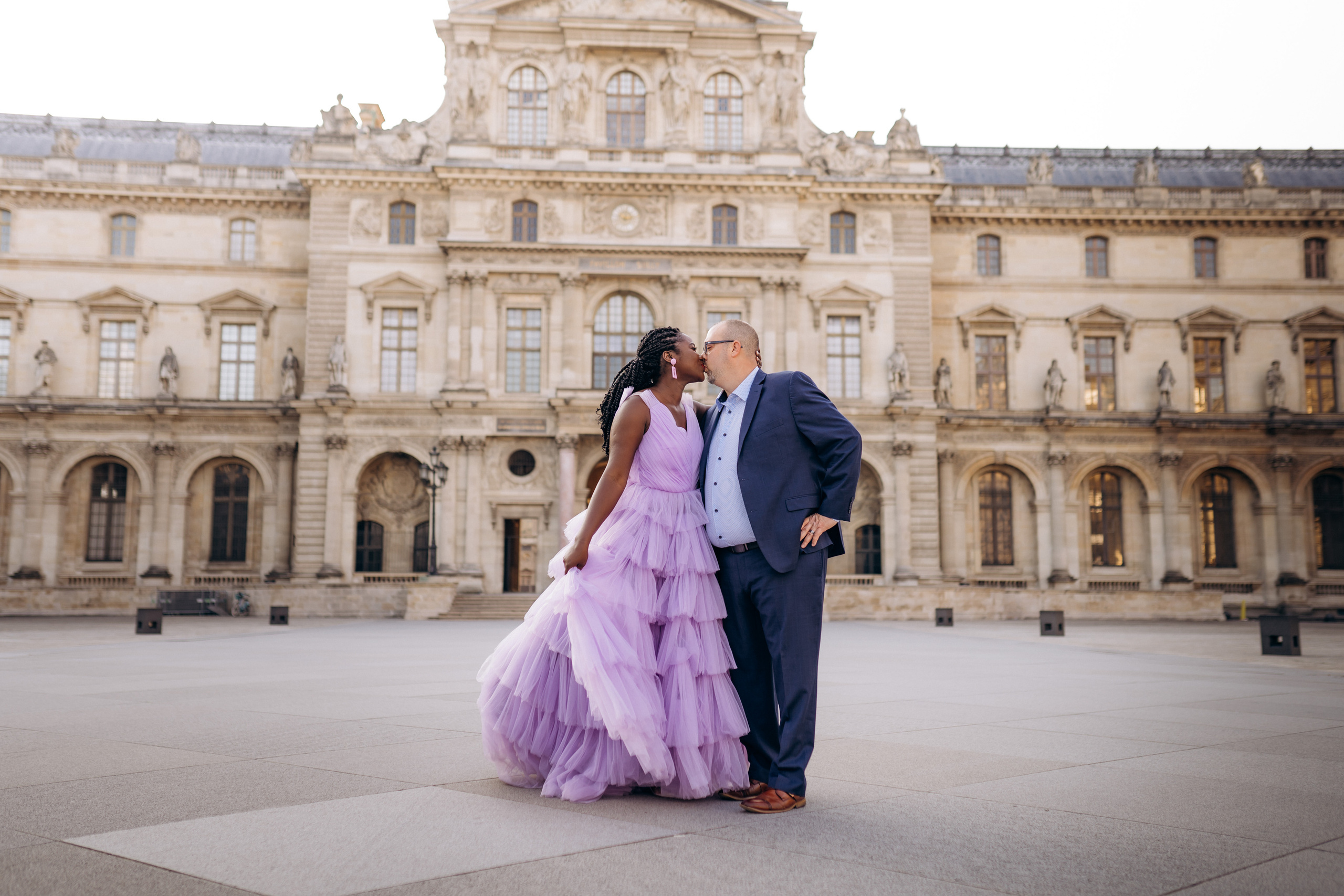 Family photo session in Paris — Louvre — Eiffel Tower. Professional photographer in Paris — Shybitska Iryna