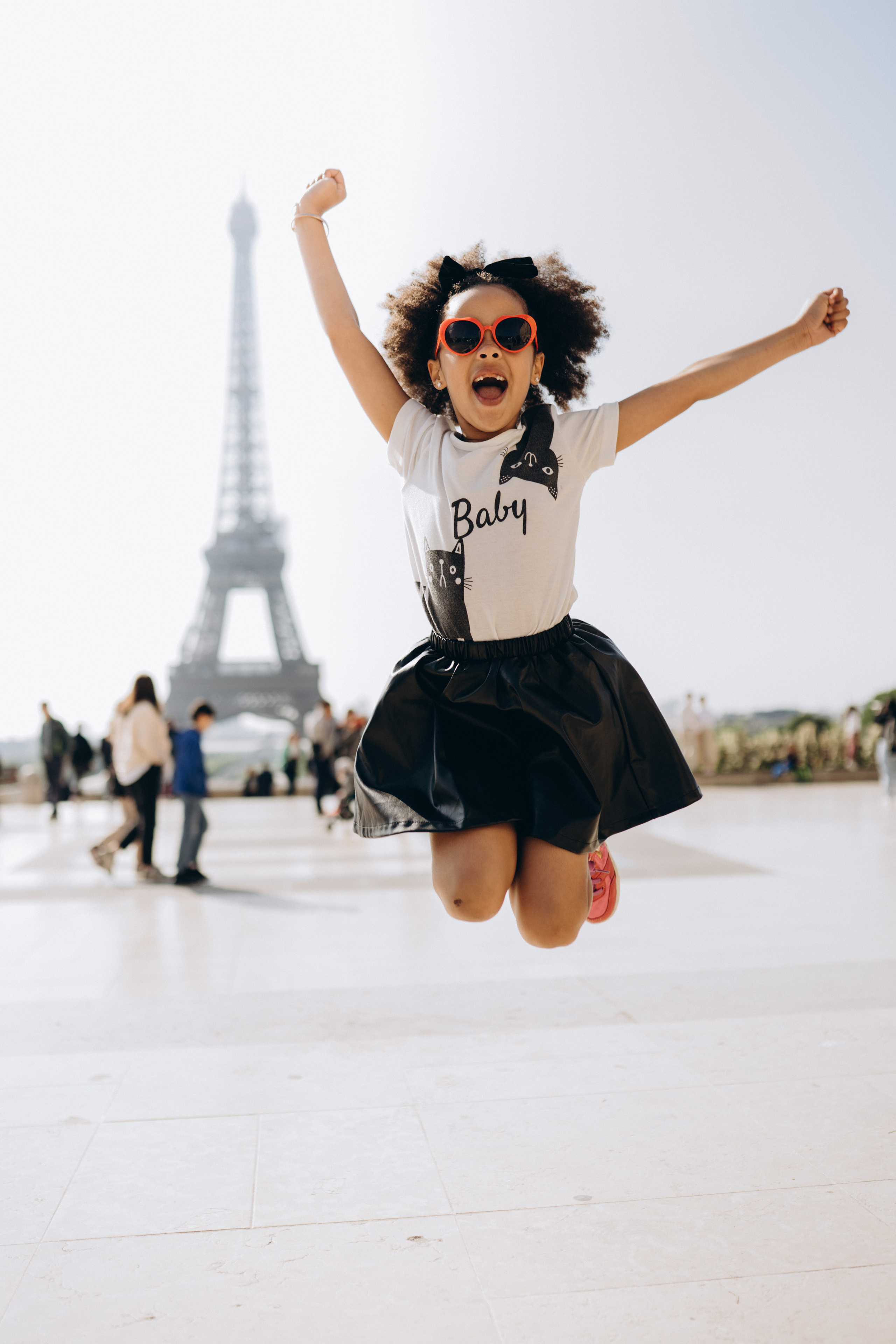 Family photo session in Paris — Louvre — Eiffel Tower. Professional photographer in Paris — Shybitska Iryna