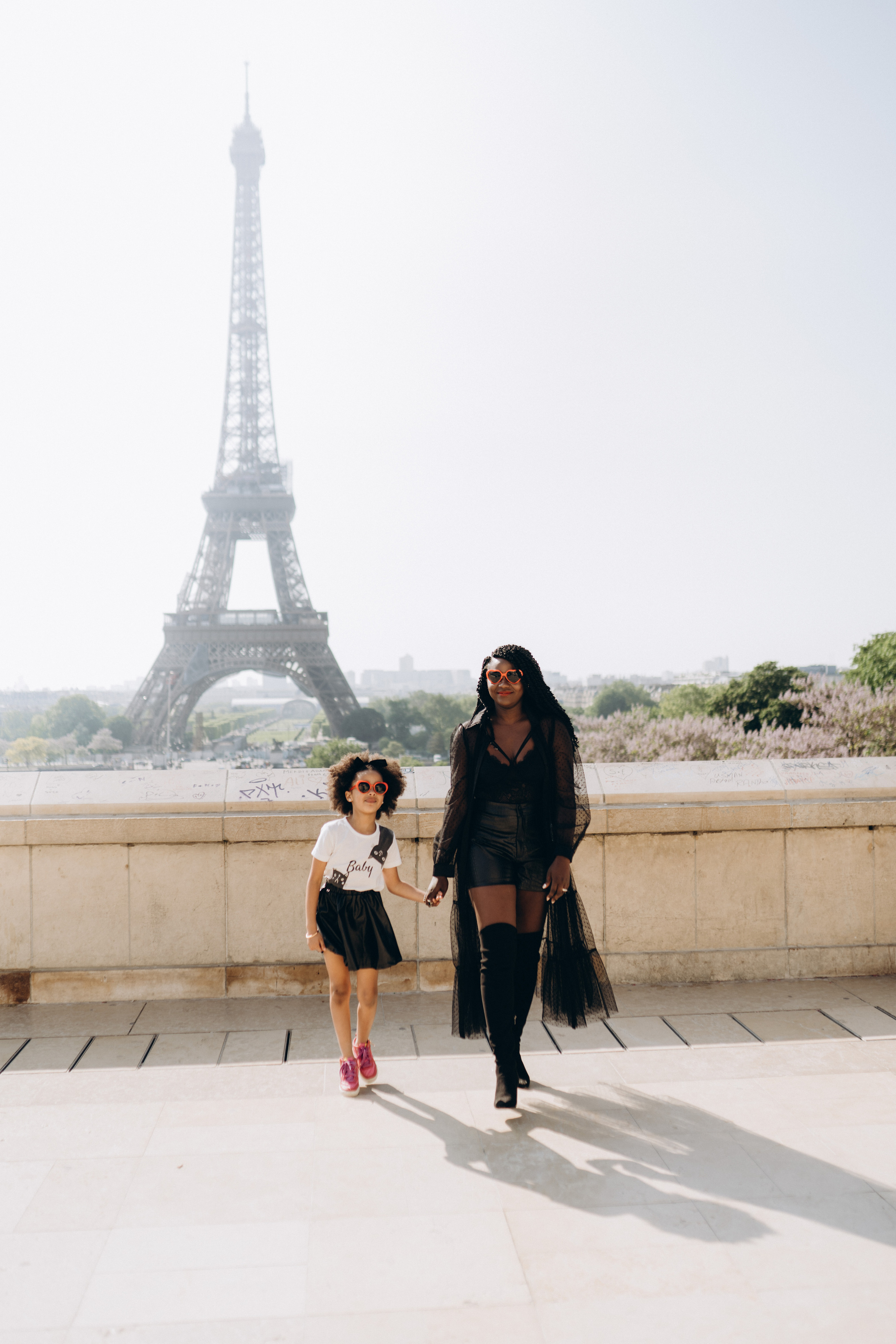 Family photo session in Paris — Louvre — Eiffel Tower. Professional photographer in Paris — Shybitska Iryna
