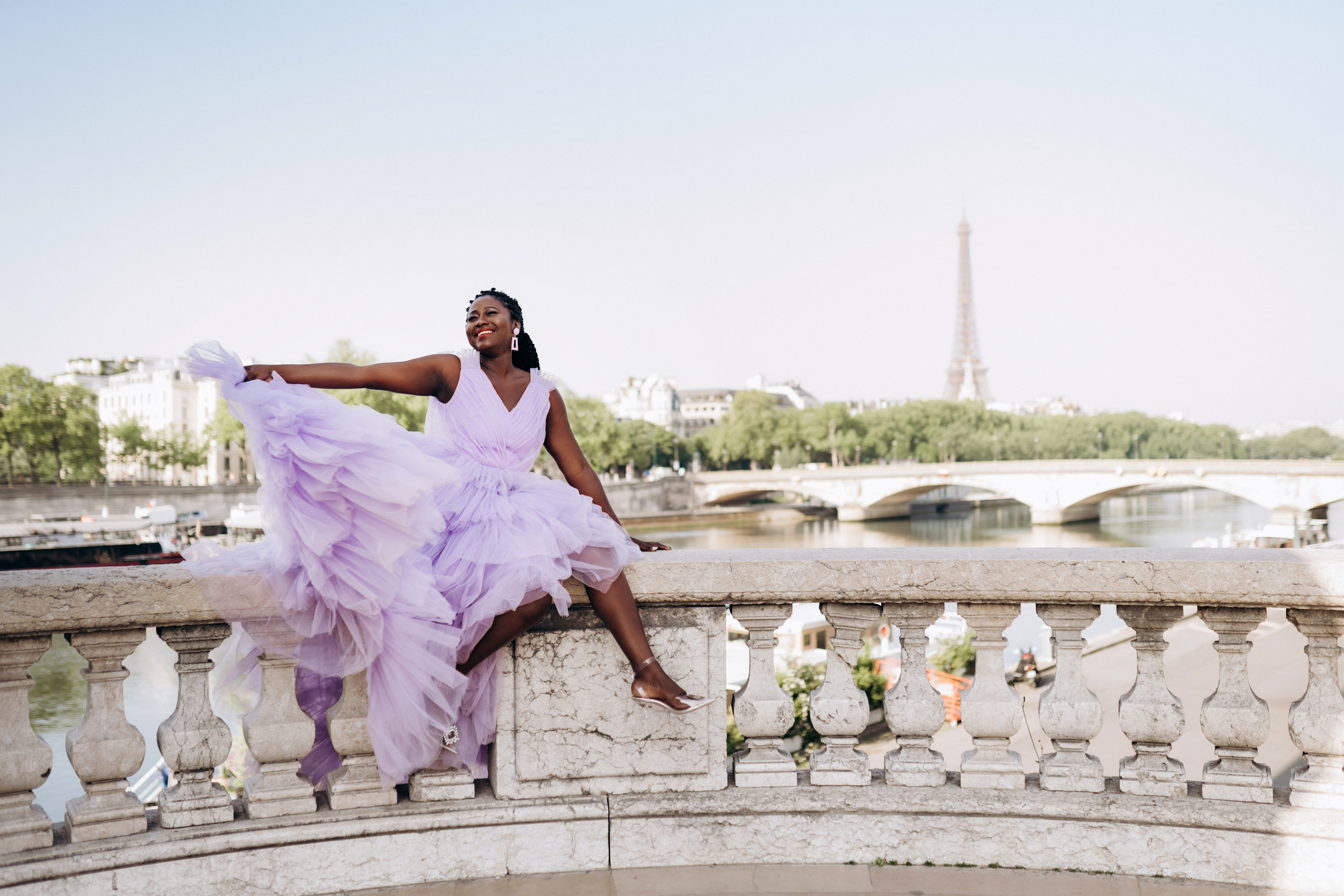 Family photo session in Paris — Louvre — Eiffel Tower. Professional photographer in Paris — Shybitska Iryna