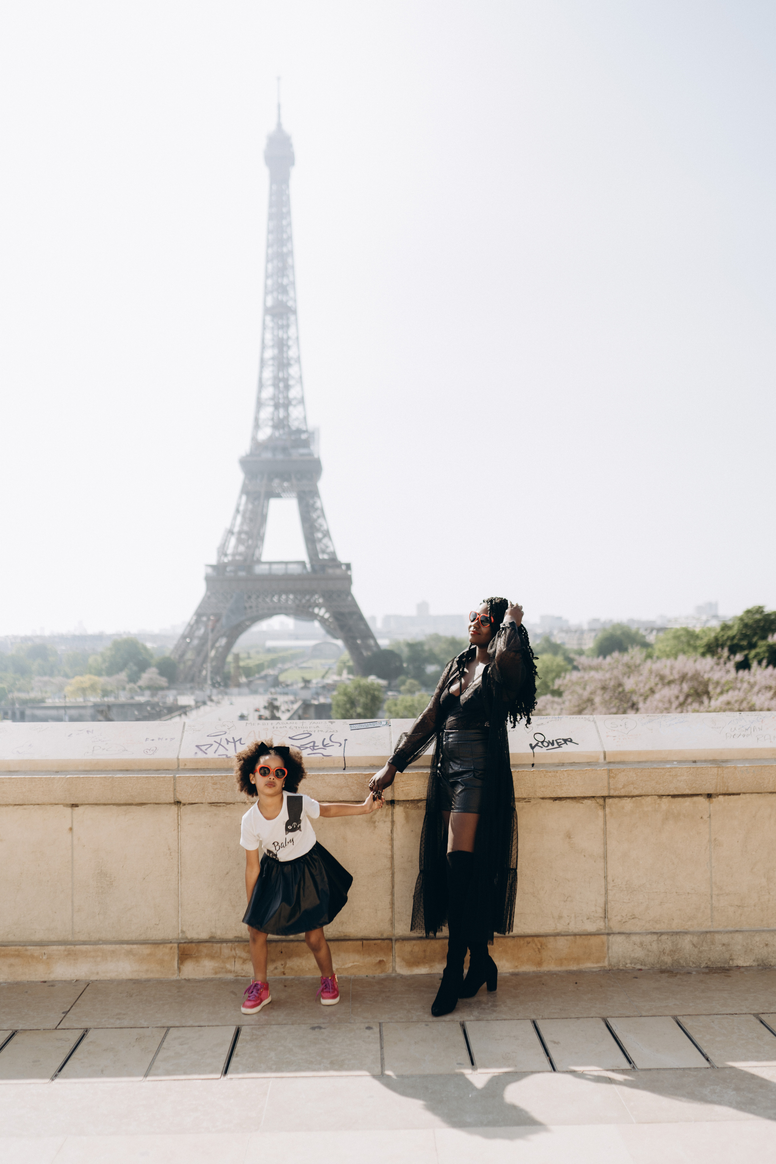 Family photo session in Paris — Louvre — Eiffel Tower. Professional photographer in Paris — Shybitska Iryna