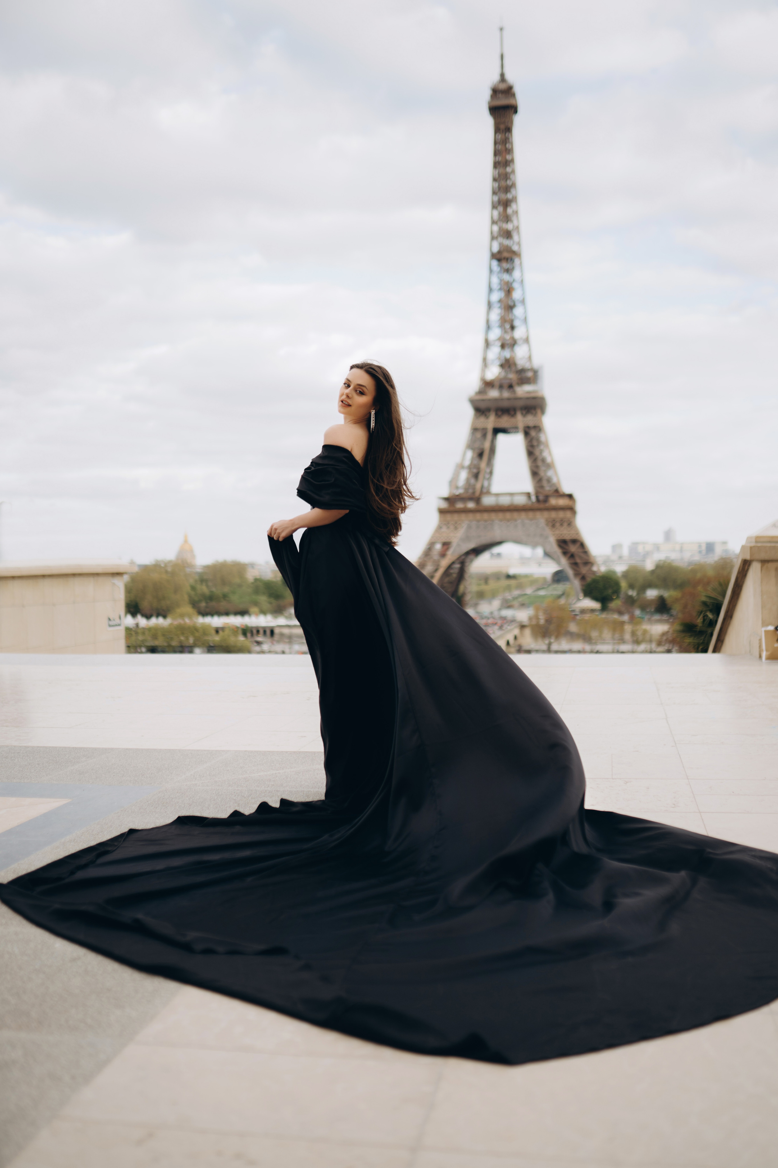 Eiffel Tower — Photo shoot. Professional photographer in Paris — Shybitska Iryna