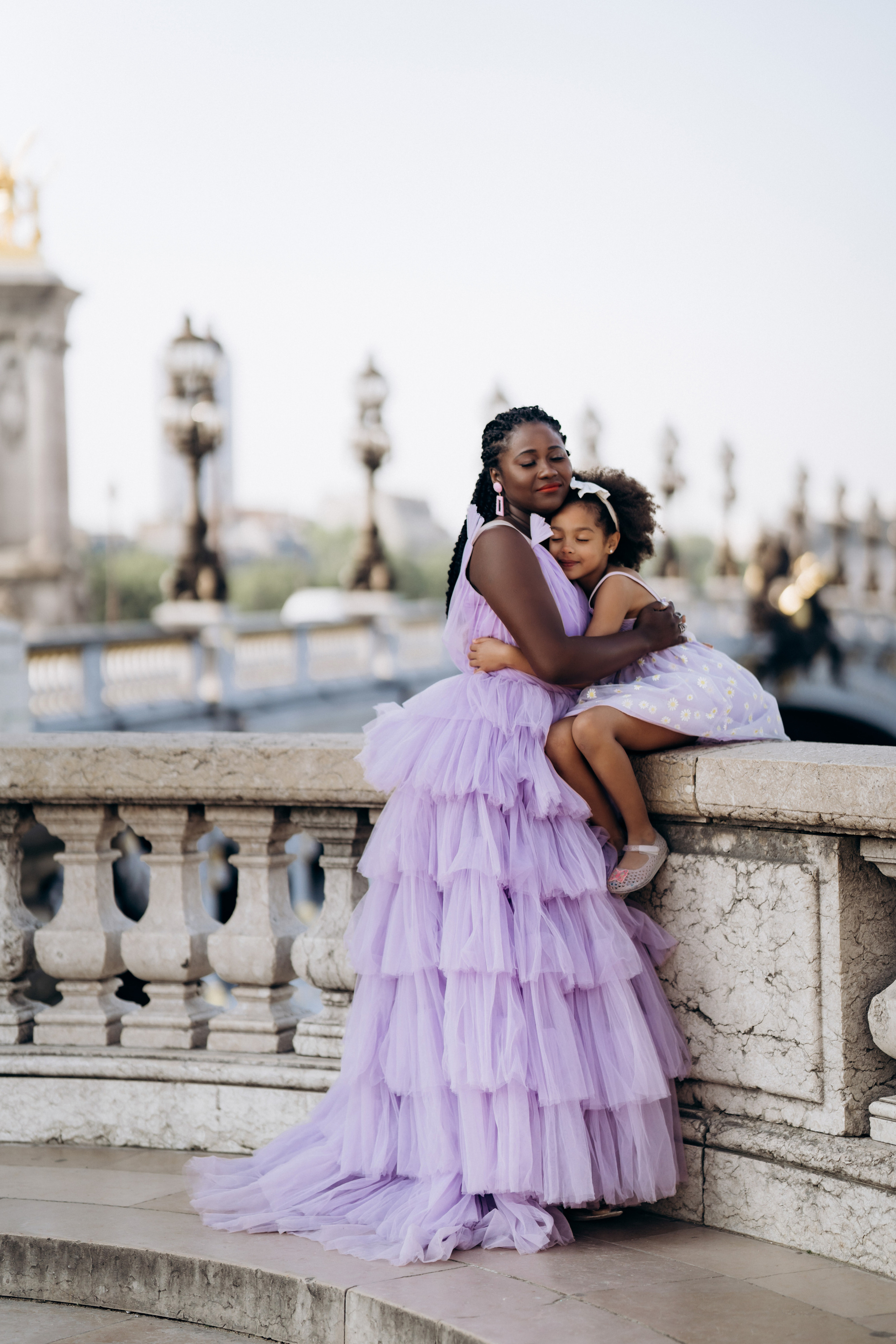 Family photo session in Paris — Louvre — Eiffel Tower. Professional photographer in Paris — Shybitska Iryna