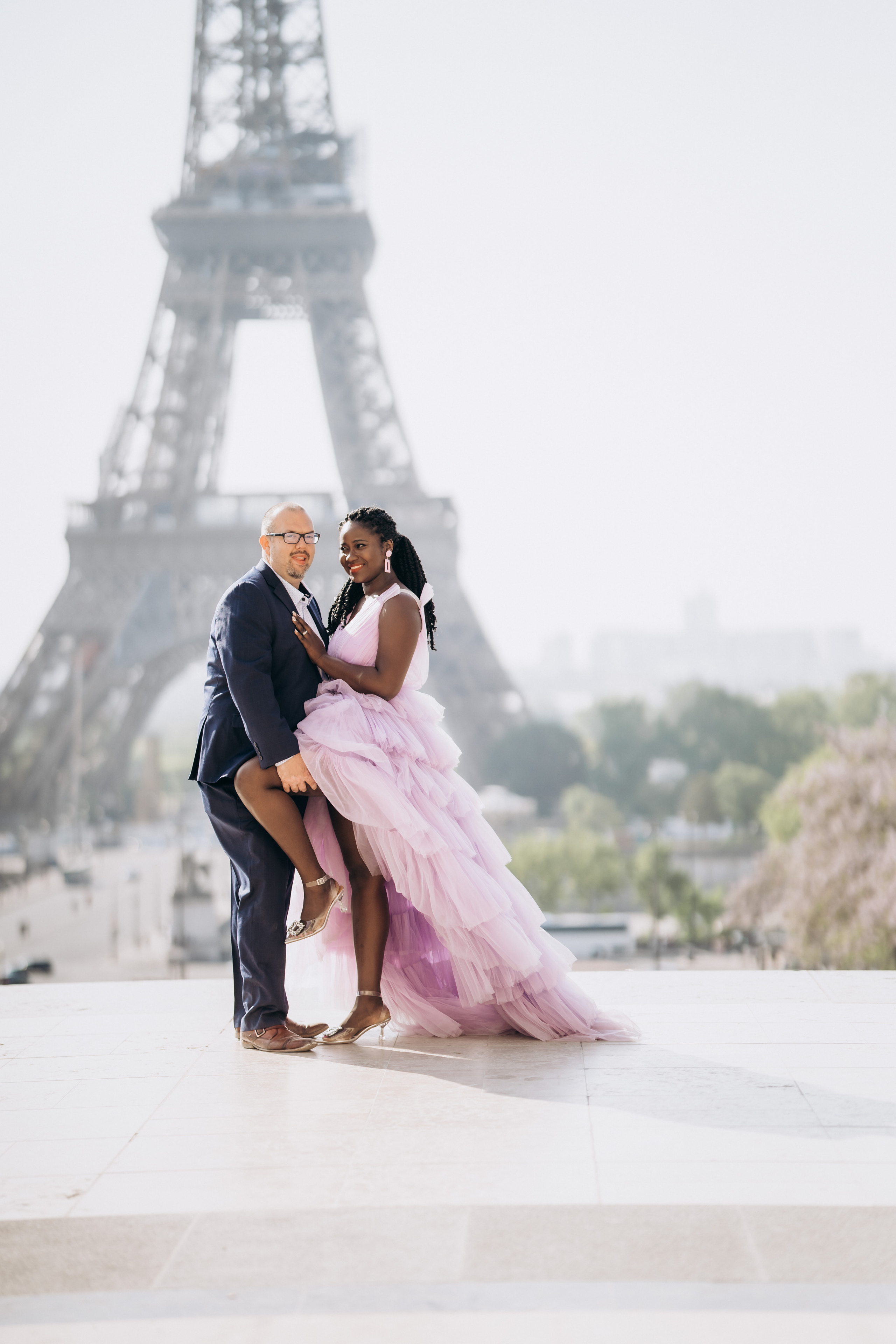 Family photo session in Paris — Louvre — Eiffel Tower. Professional photographer in Paris — Shybitska Iryna