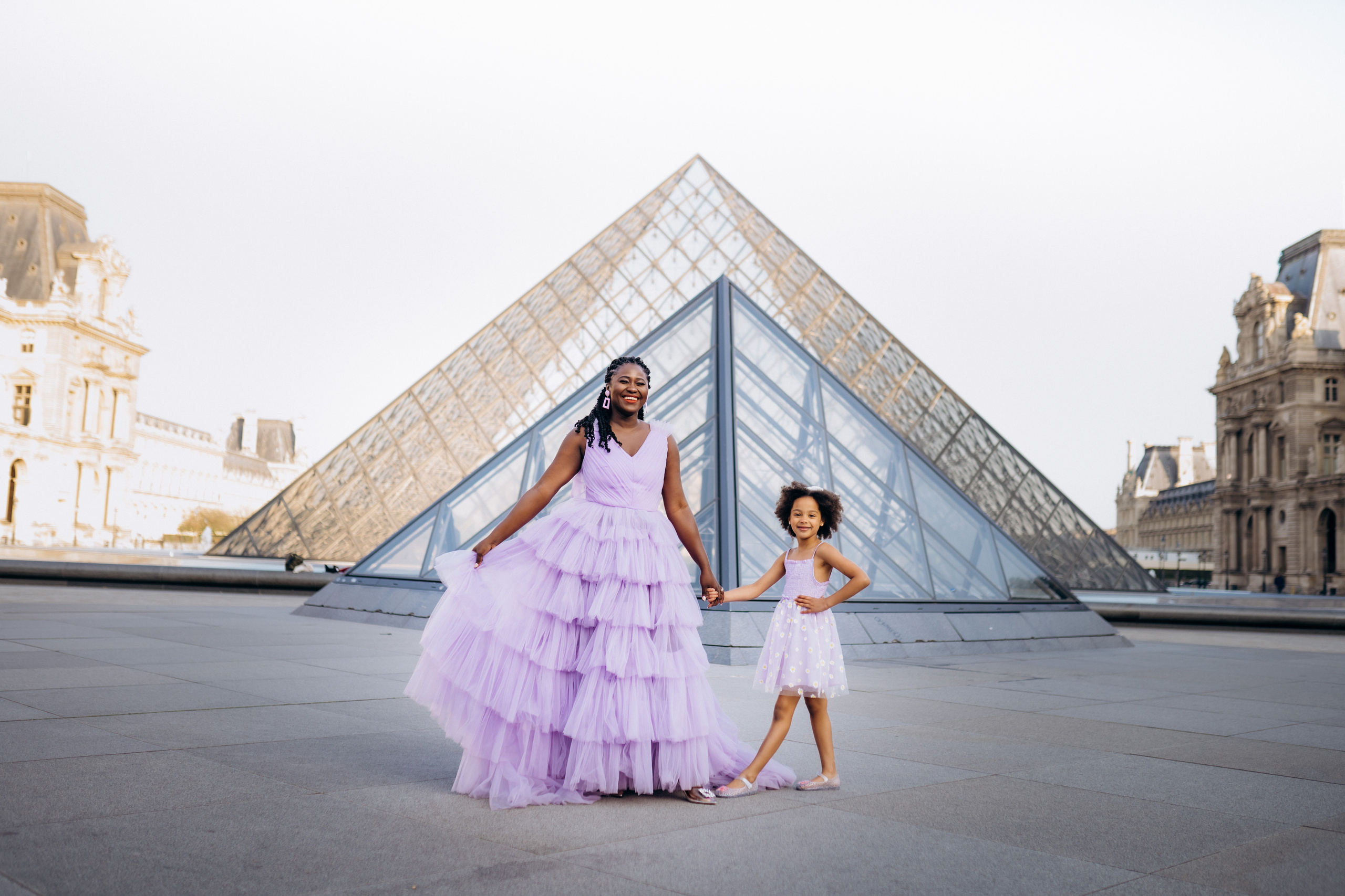 Family photo session in Paris — Louvre — Eiffel Tower. Professional photographer in Paris — Shybitska Iryna