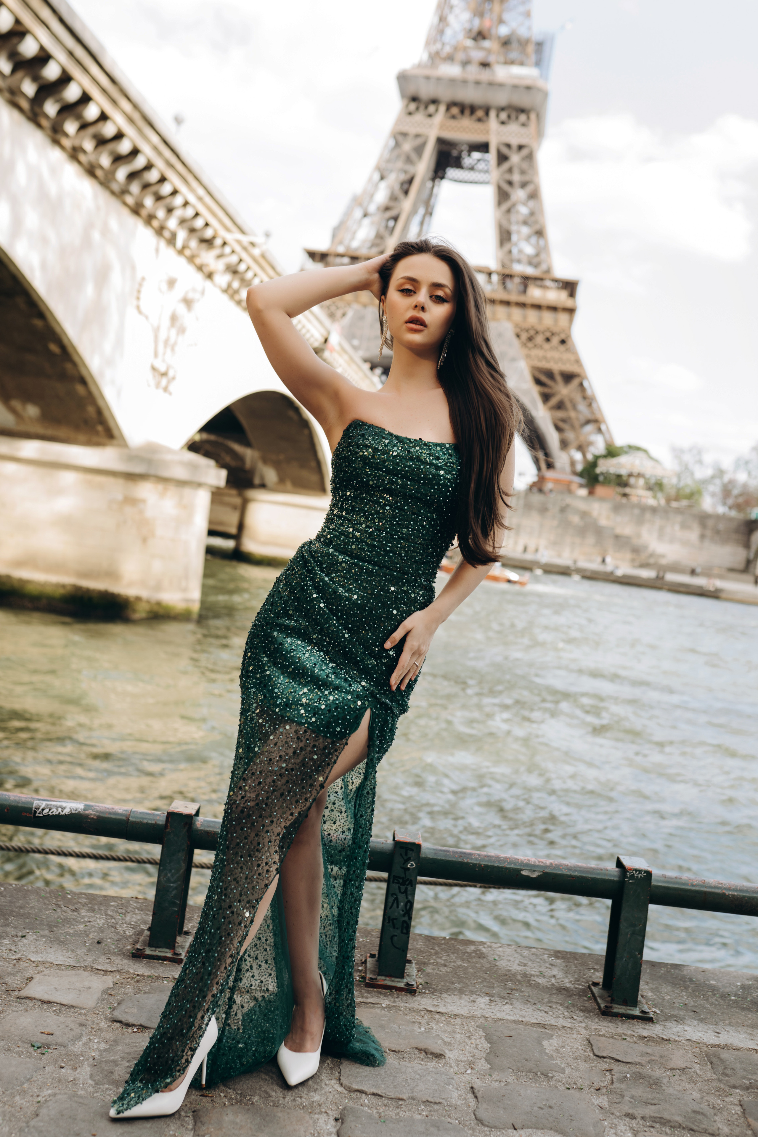 Eiffel Tower — Photo shoot. Professional photographer in Paris — Shybitska Iryna
