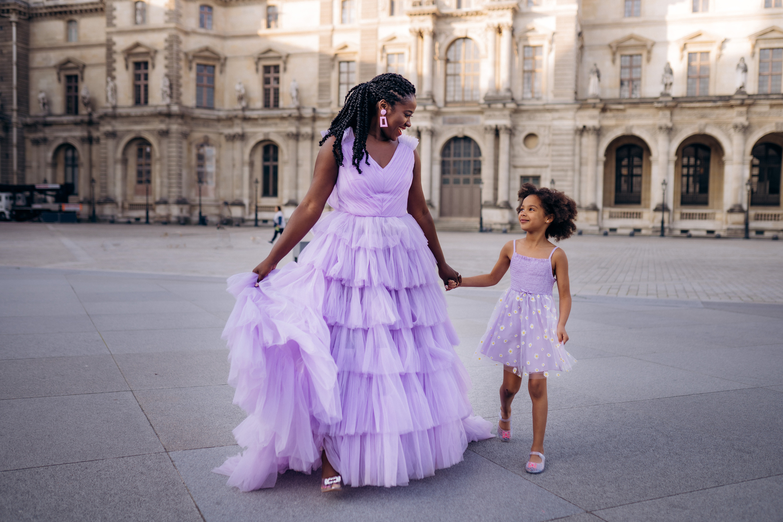Family photo session in Paris — Louvre — Eiffel Tower. Professional photographer in Paris — Shybitska Iryna
