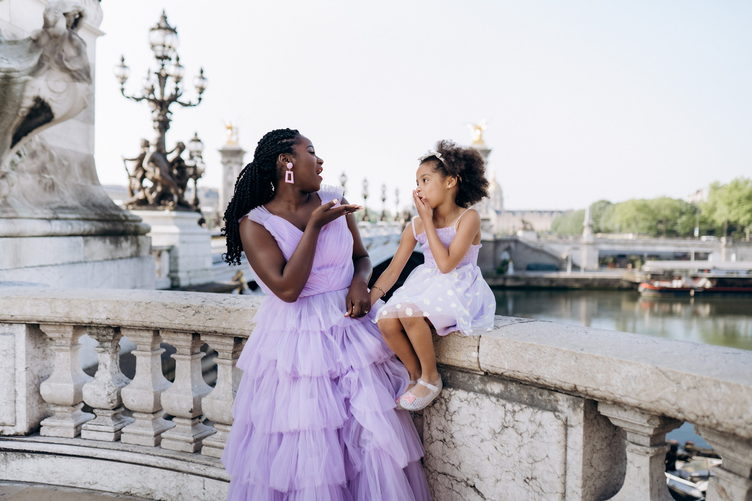 Family photo session in Paris — Louvre — Eiffel Tower. Professional photographer in Paris — Shybitska Iryna