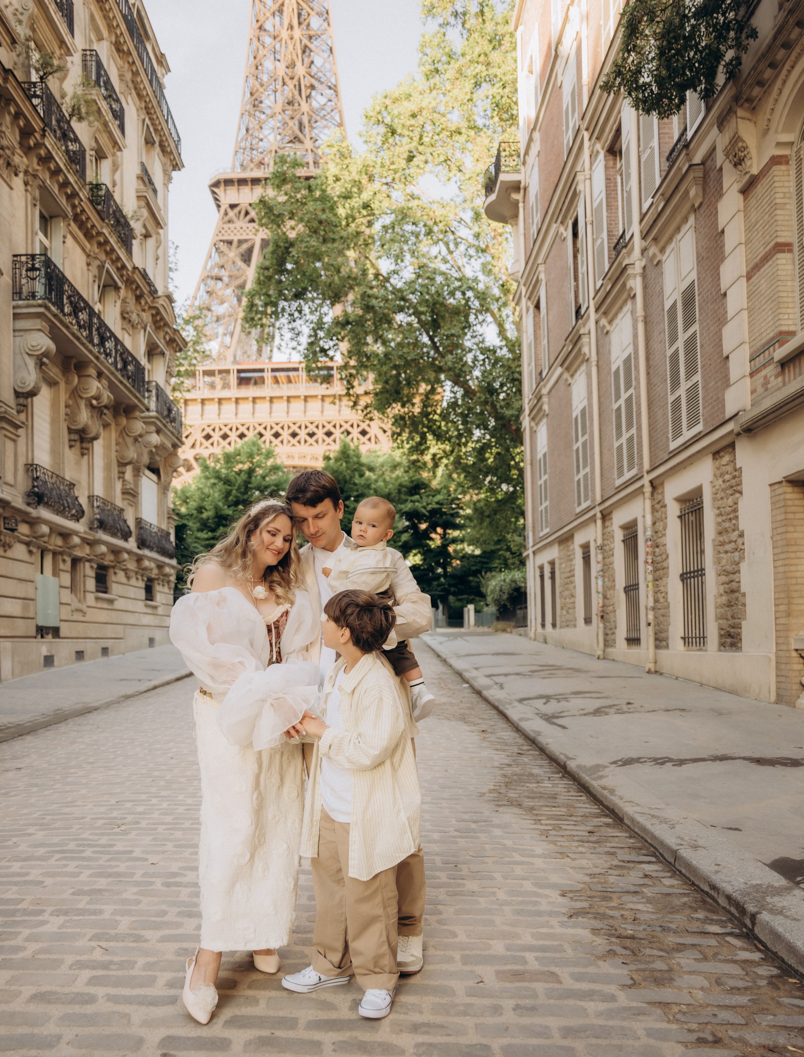 Family photo shoot. Paris. Professional photographer in Paris — Shybitska Iryna