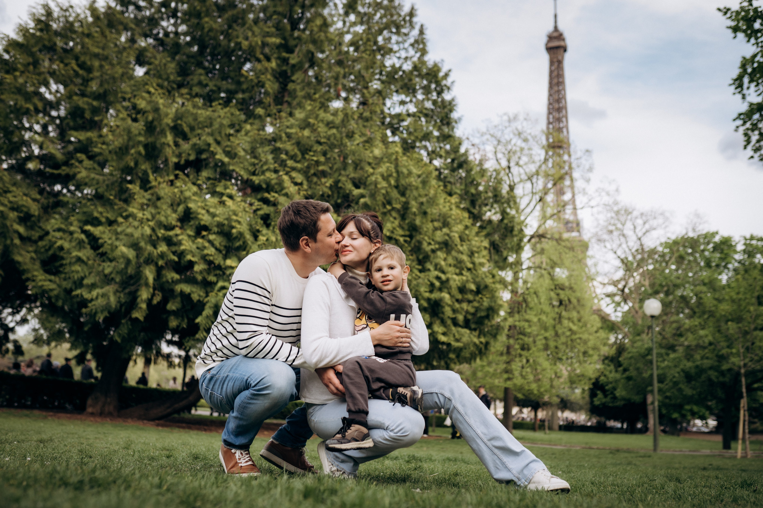 Family photo shoot. Paris. Professional photographer in Paris — Shybitska Iryna
