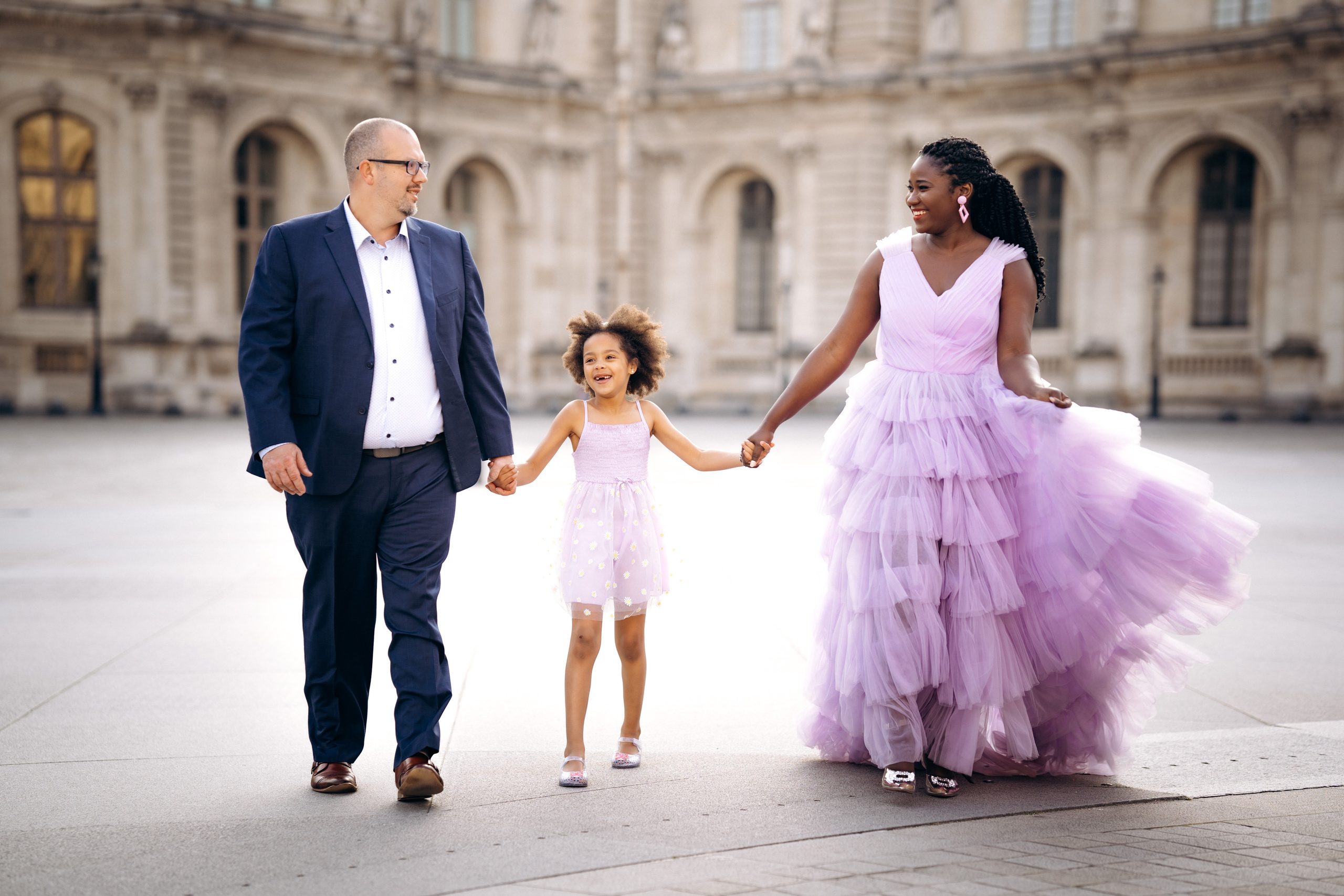 Family photo session in Paris — Louvre — Eiffel Tower. Professional photographer in Paris — Shybitska Iryna