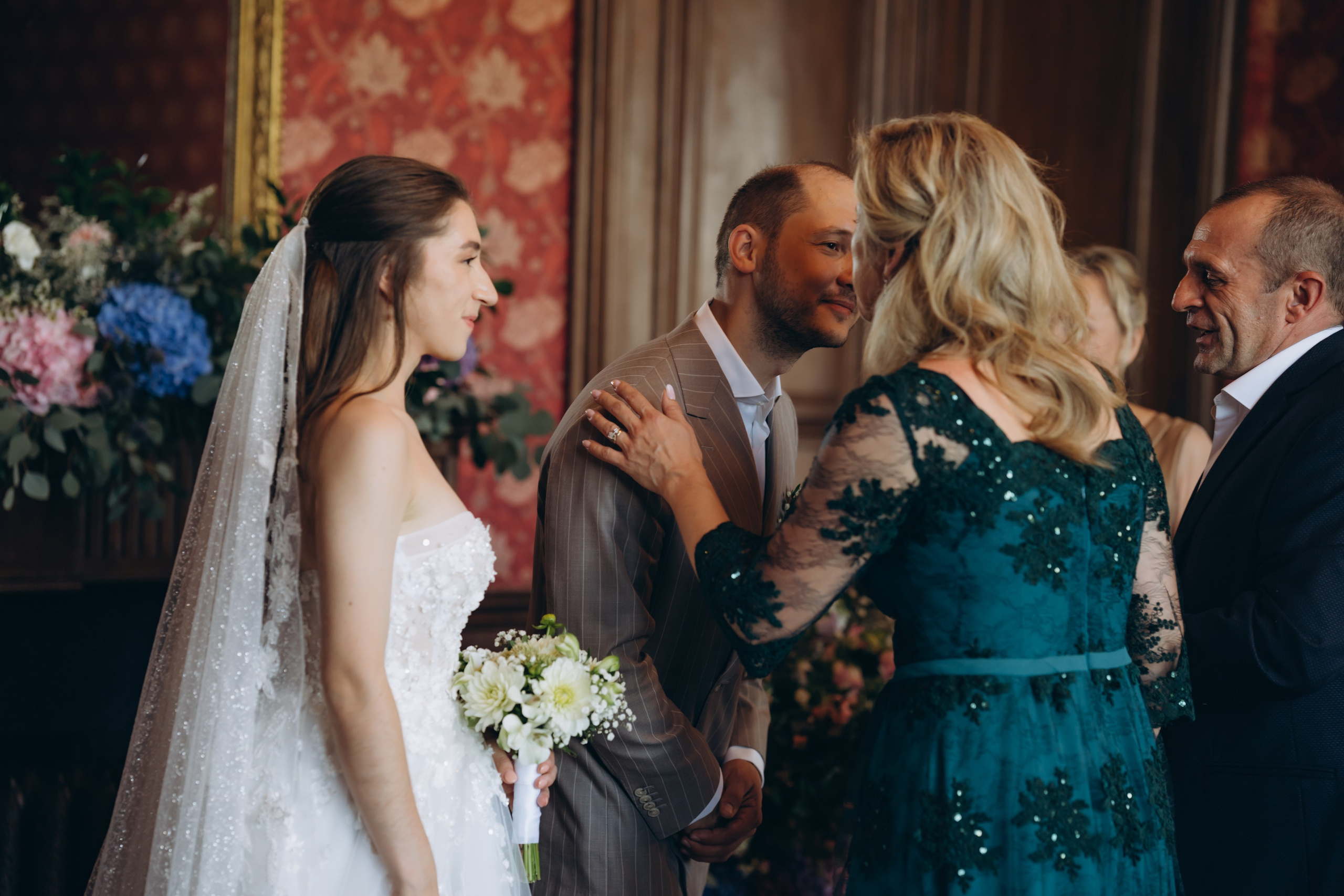 Свадебная фотосессия во французском замке. Professional photographer in Paris — Shybitska Iryna