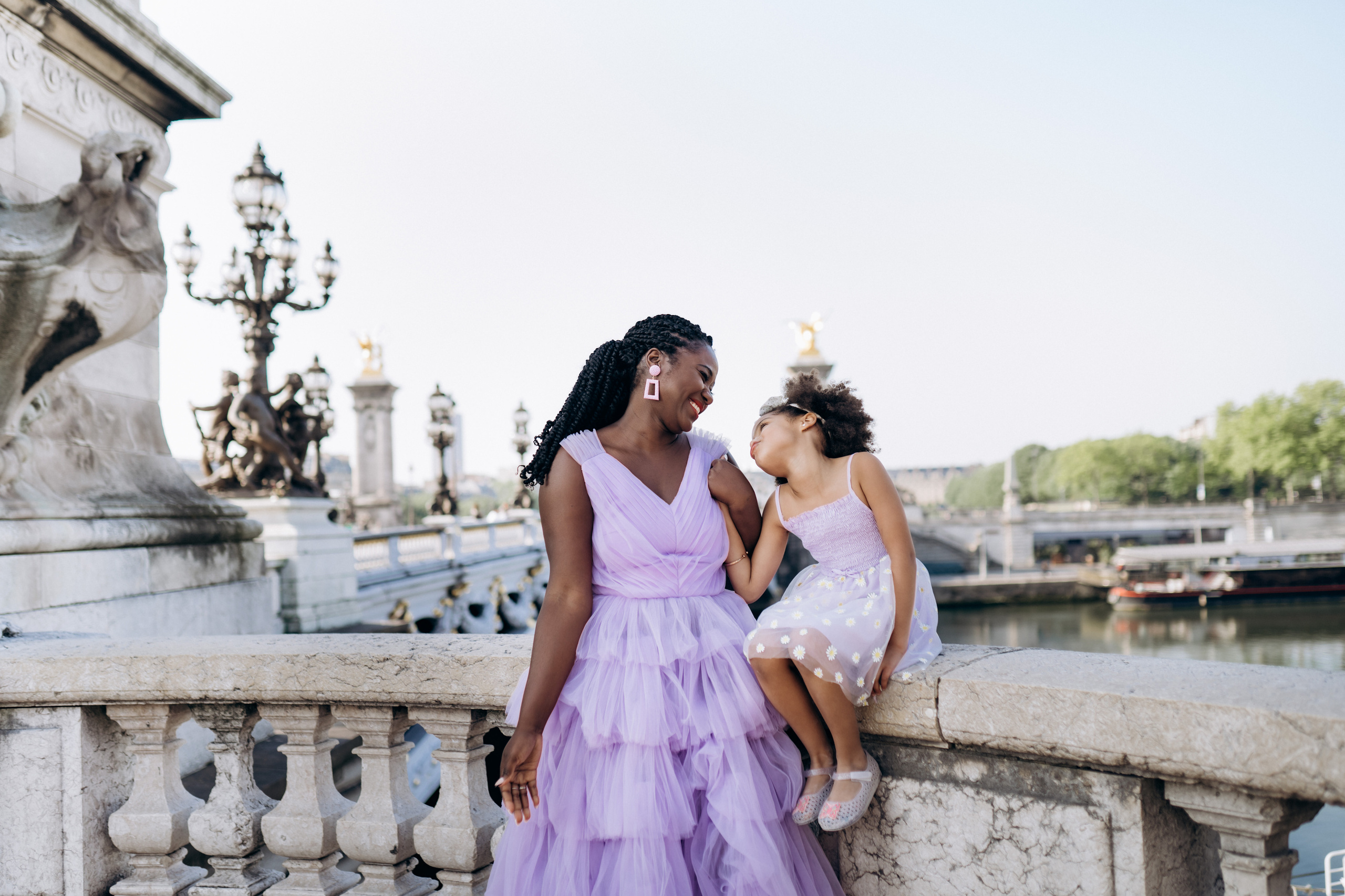 Family photo session in Paris — Louvre — Eiffel Tower. Professional photographer in Paris — Shybitska Iryna