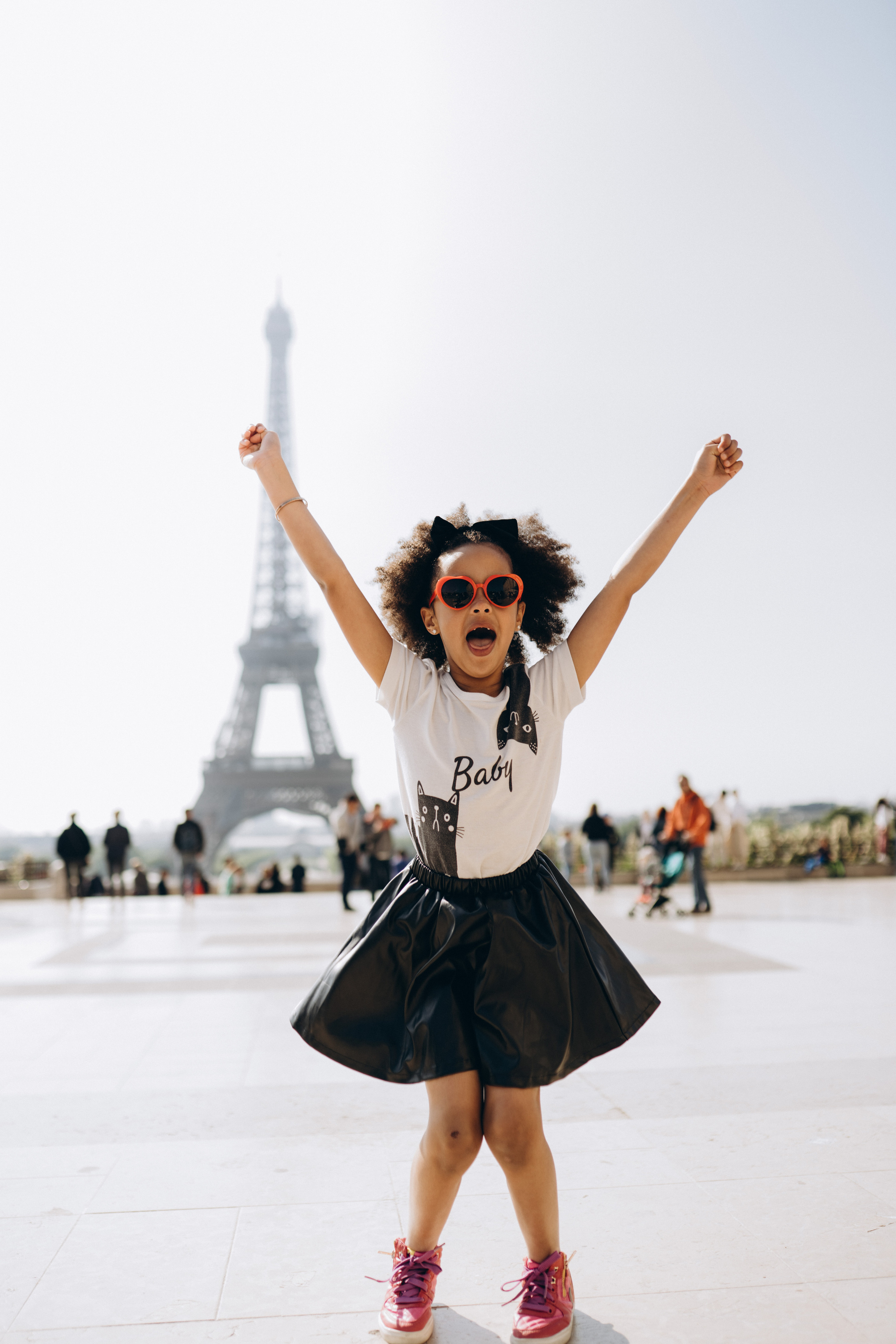 Family photo session in Paris — Louvre — Eiffel Tower. Professional photographer in Paris — Shybitska Iryna