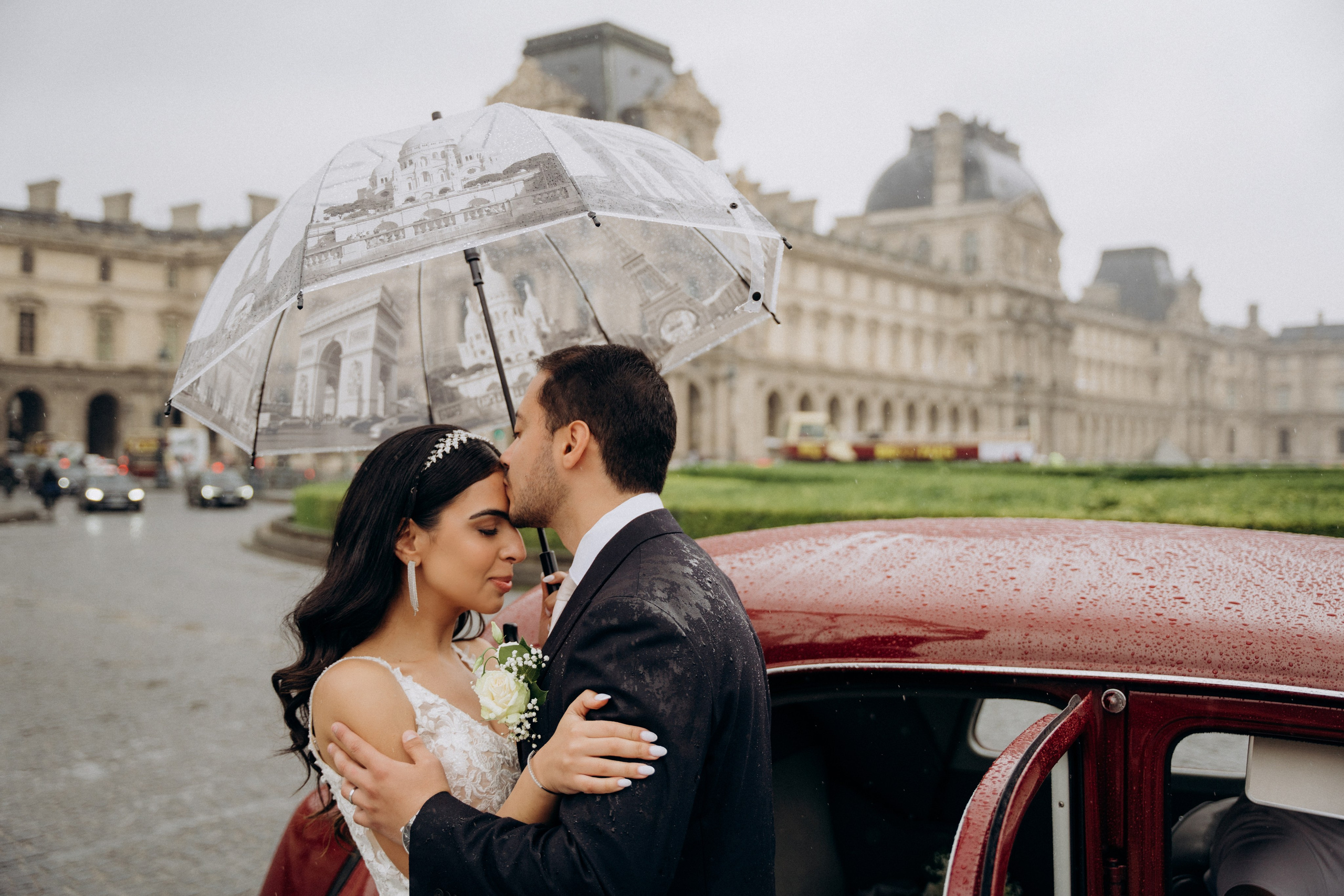 Wedding photo shoot in France_Cabriolet_Paris. Professional photographer in Paris — Shybitska Iryna