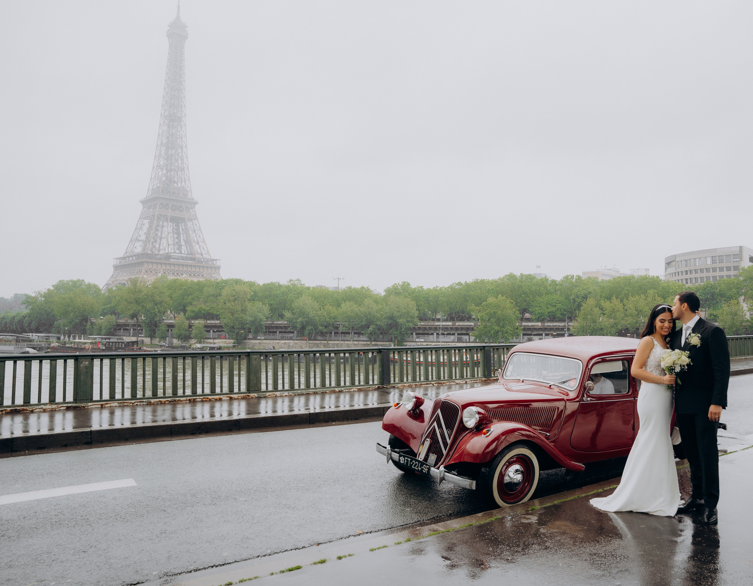 Wedding photo shoot in France_Cabriolet_Paris. Professional photographer in Paris — Shybitska Iryna