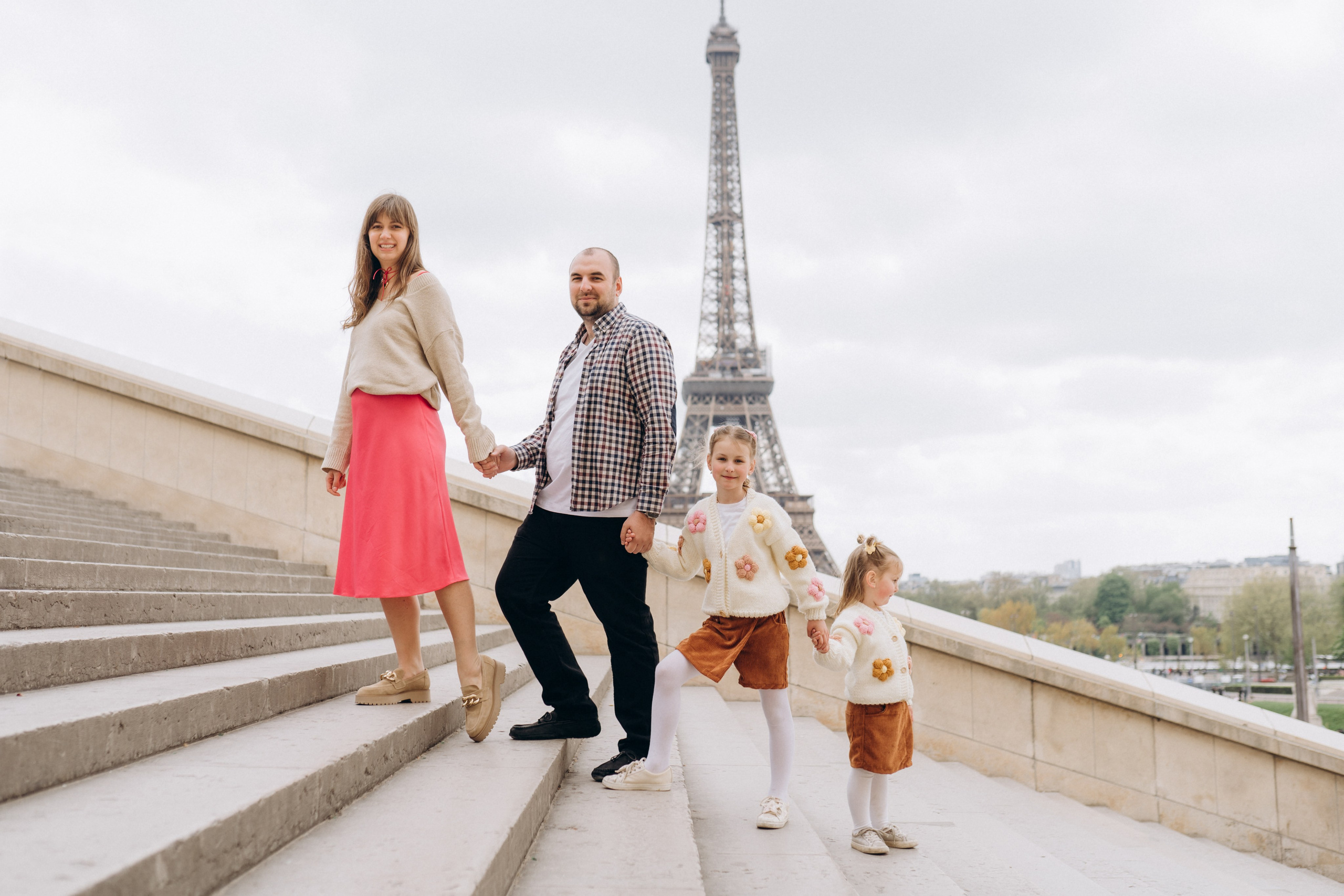 Family photo shoot. Paris. Professional photographer in Paris — Shybitska Iryna