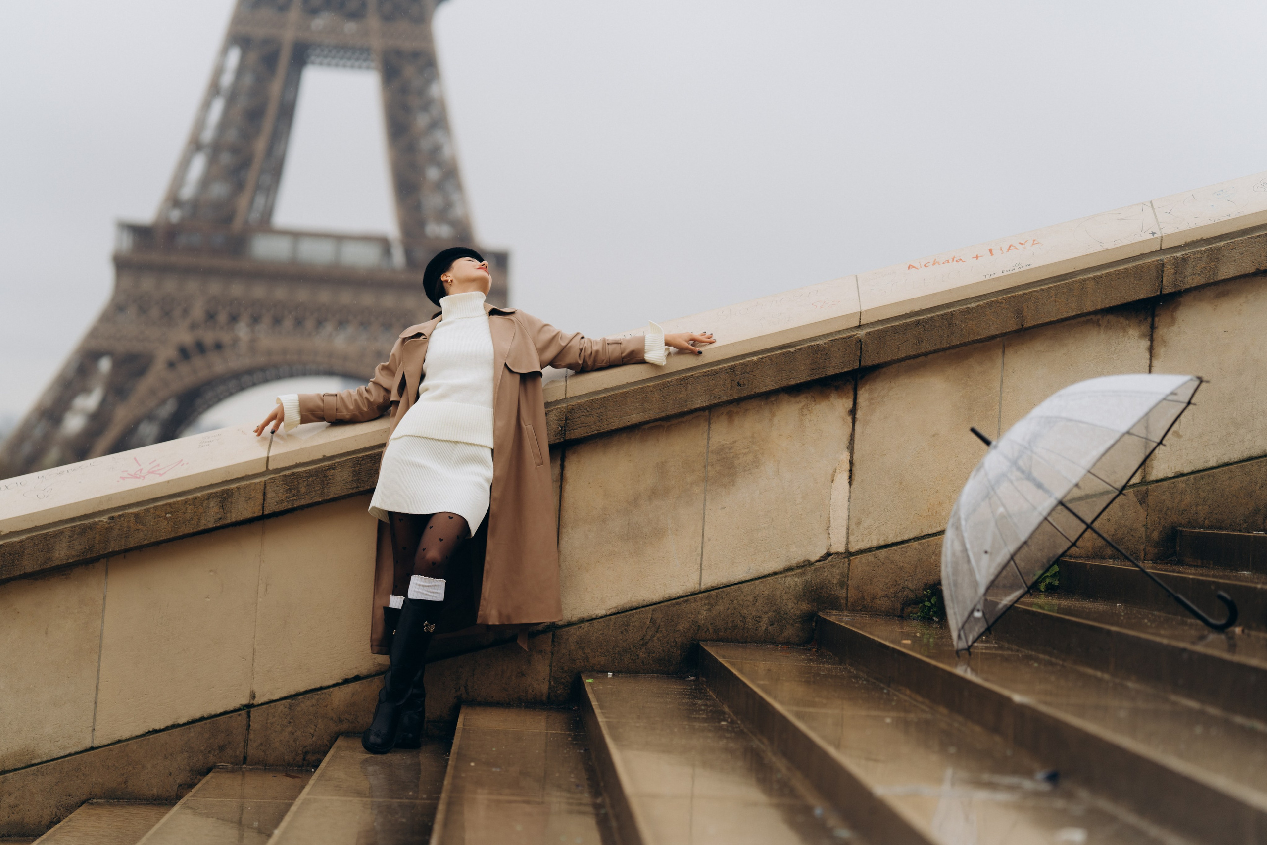 Photo shoot in Paris on a rainy day. Professional photographer in Paris — Shybitska Iryna