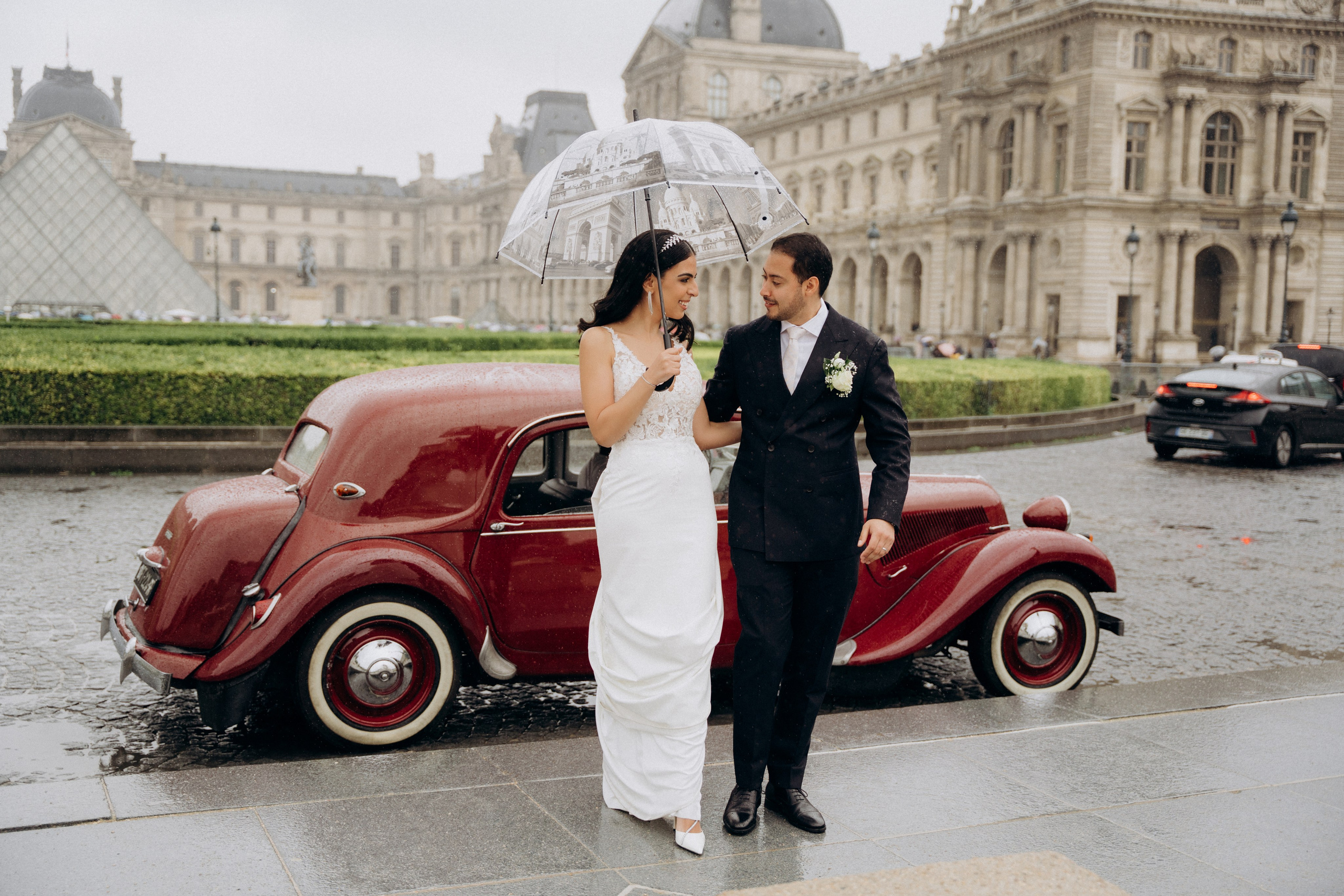 Wedding photo shoot in France_Cabriolet_Paris. Professional photographer in Paris — Shybitska Iryna