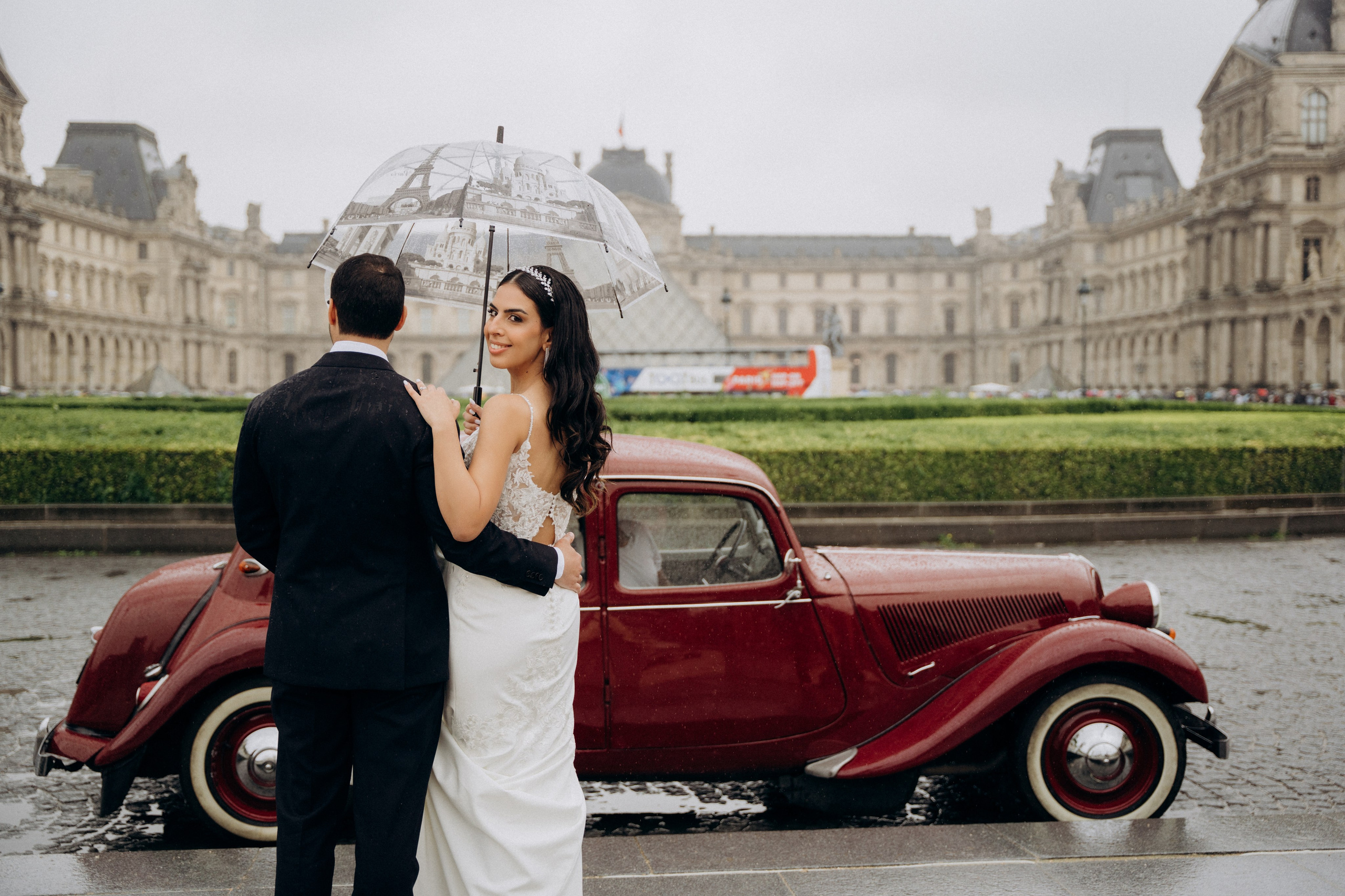 Wedding photo shoot in France_Cabriolet_Paris. Professional photographer in Paris — Shybitska Iryna
