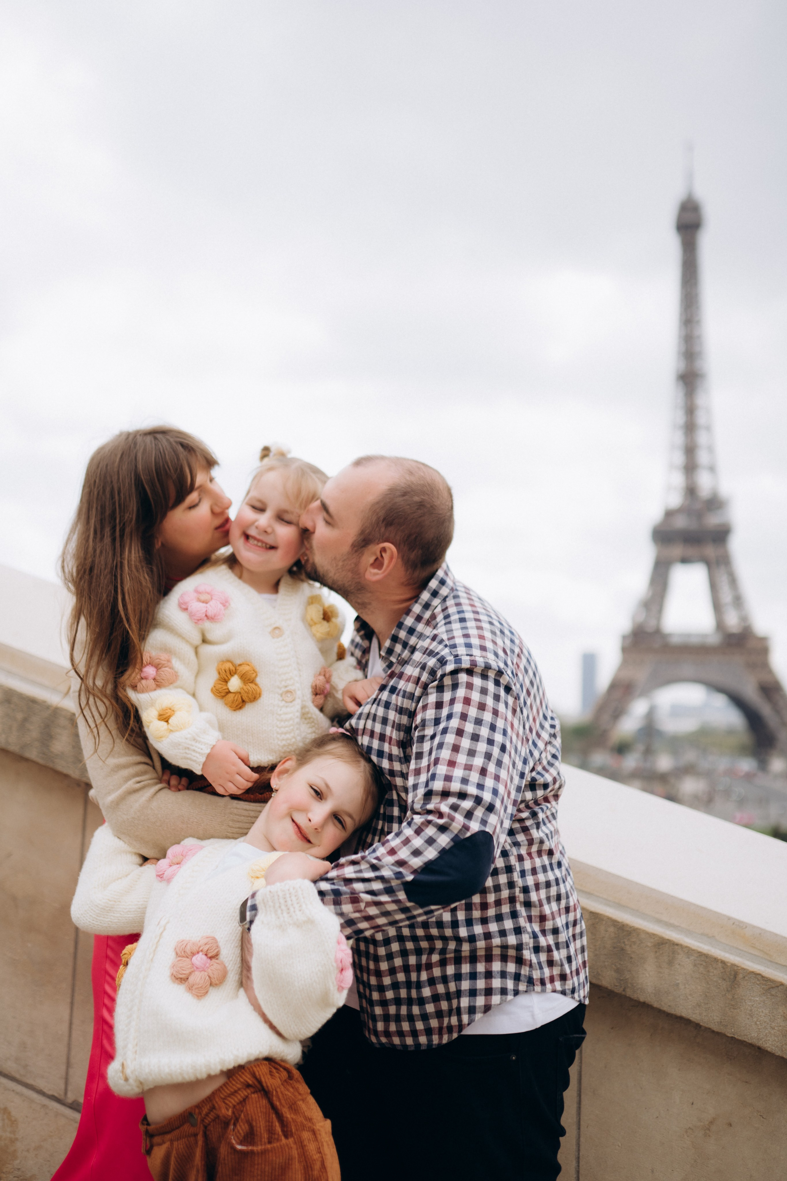 Family photo shoot. Paris. Professional photographer in Paris — Shybitska Iryna
