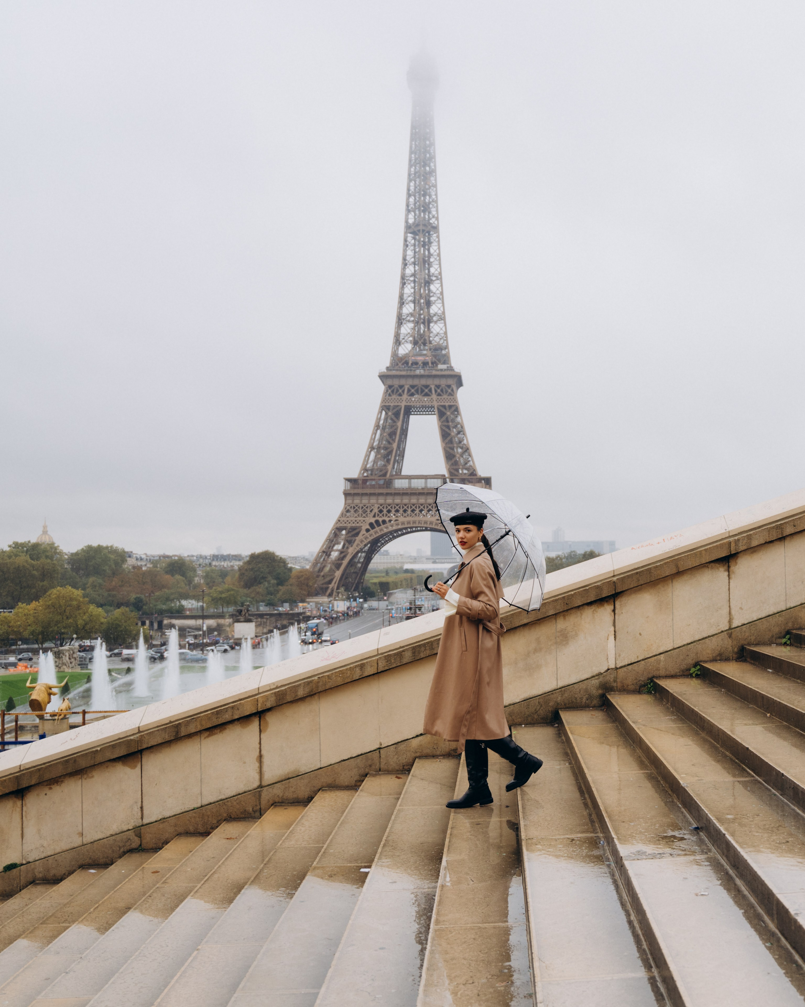 Photo shoot in Paris on a rainy day. Professional photographer in Paris — Shybitska Iryna