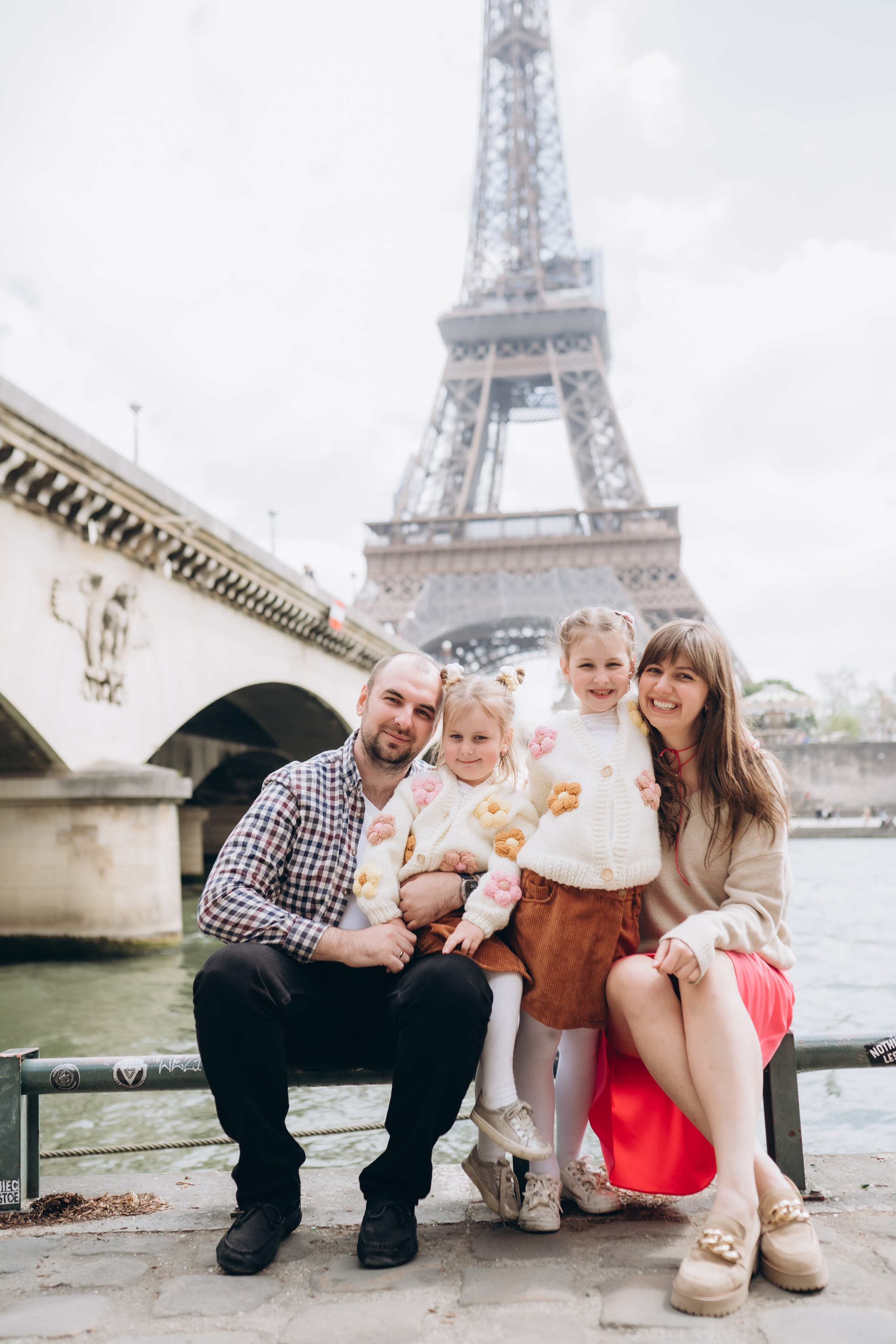 Family photo shoot. Paris. Professional photographer in Paris — Shybitska Iryna