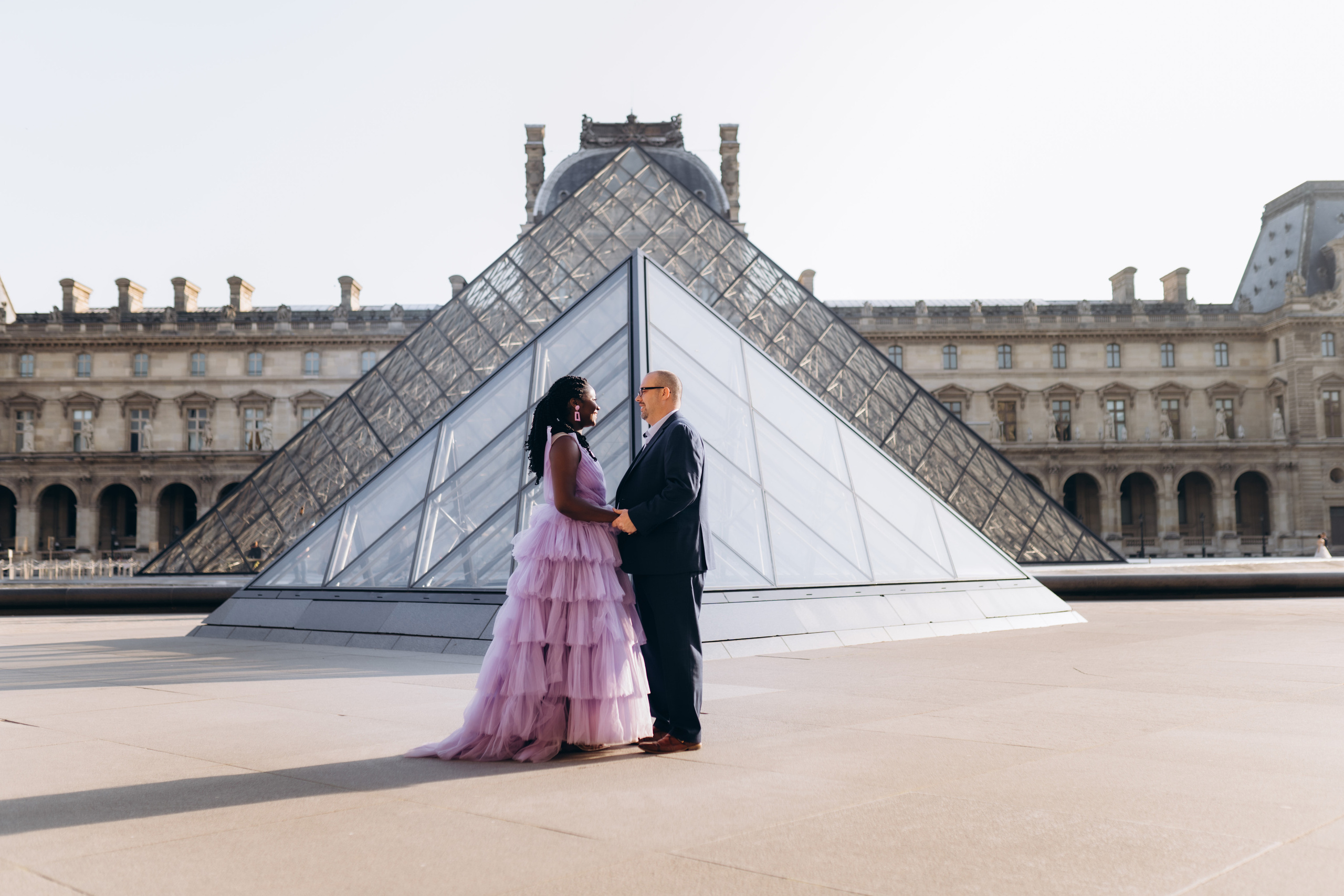 Family photo session in Paris — Louvre — Eiffel Tower. Professional photographer in Paris — Shybitska Iryna