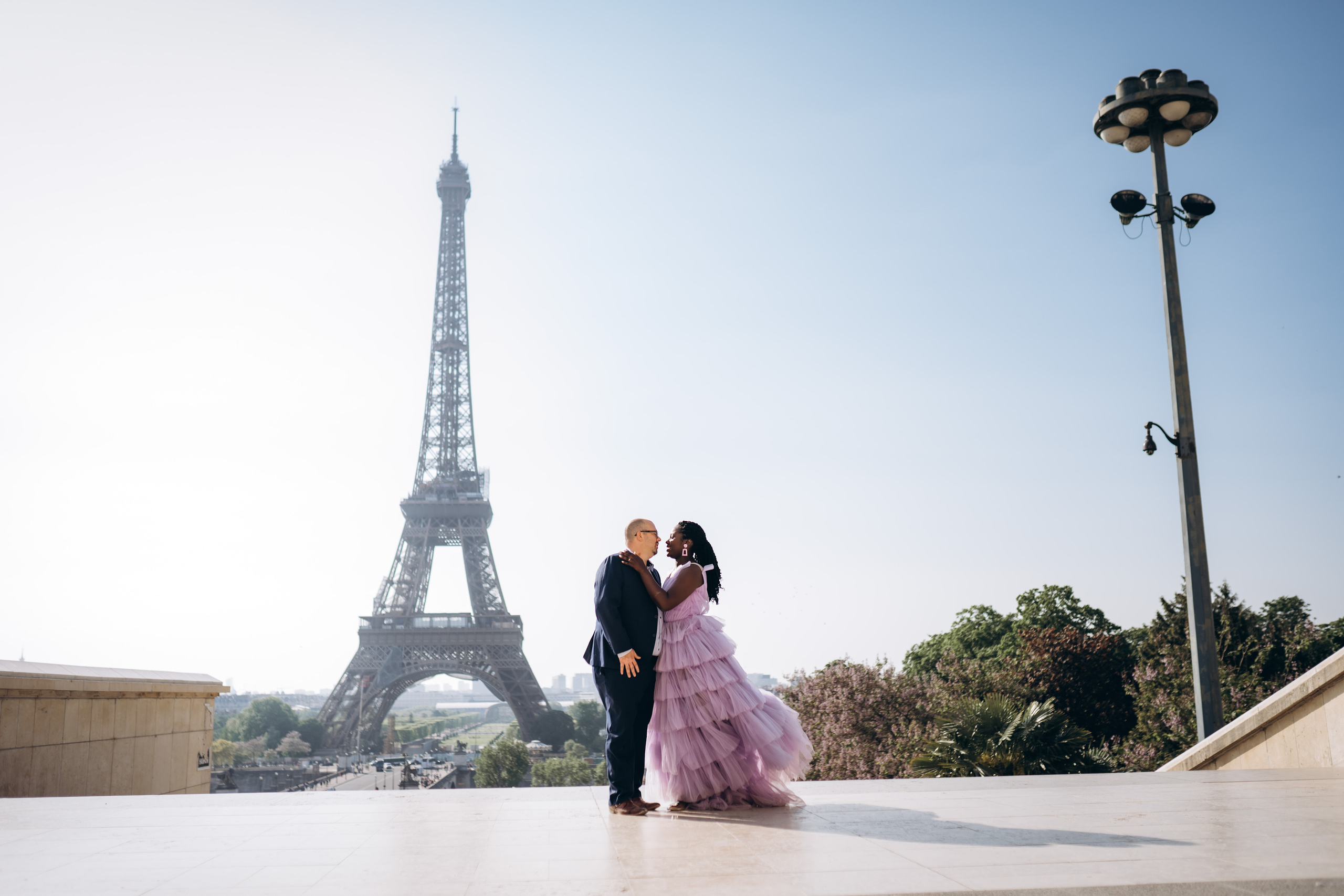 Family photo session in Paris — Louvre — Eiffel Tower. Professional photographer in Paris — Shybitska Iryna