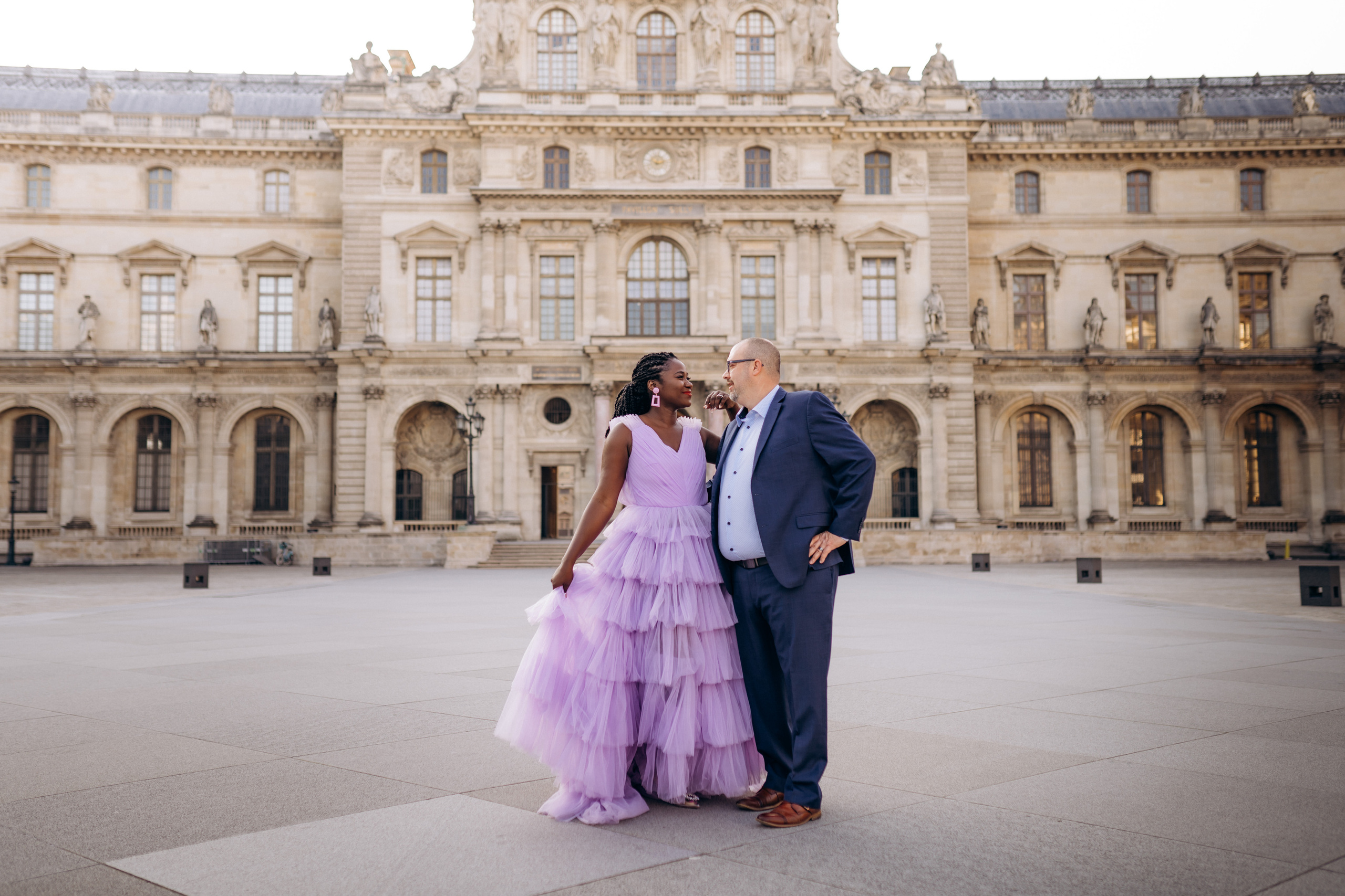 Family photo session in Paris — Louvre — Eiffel Tower. Professional photographer in Paris — Shybitska Iryna