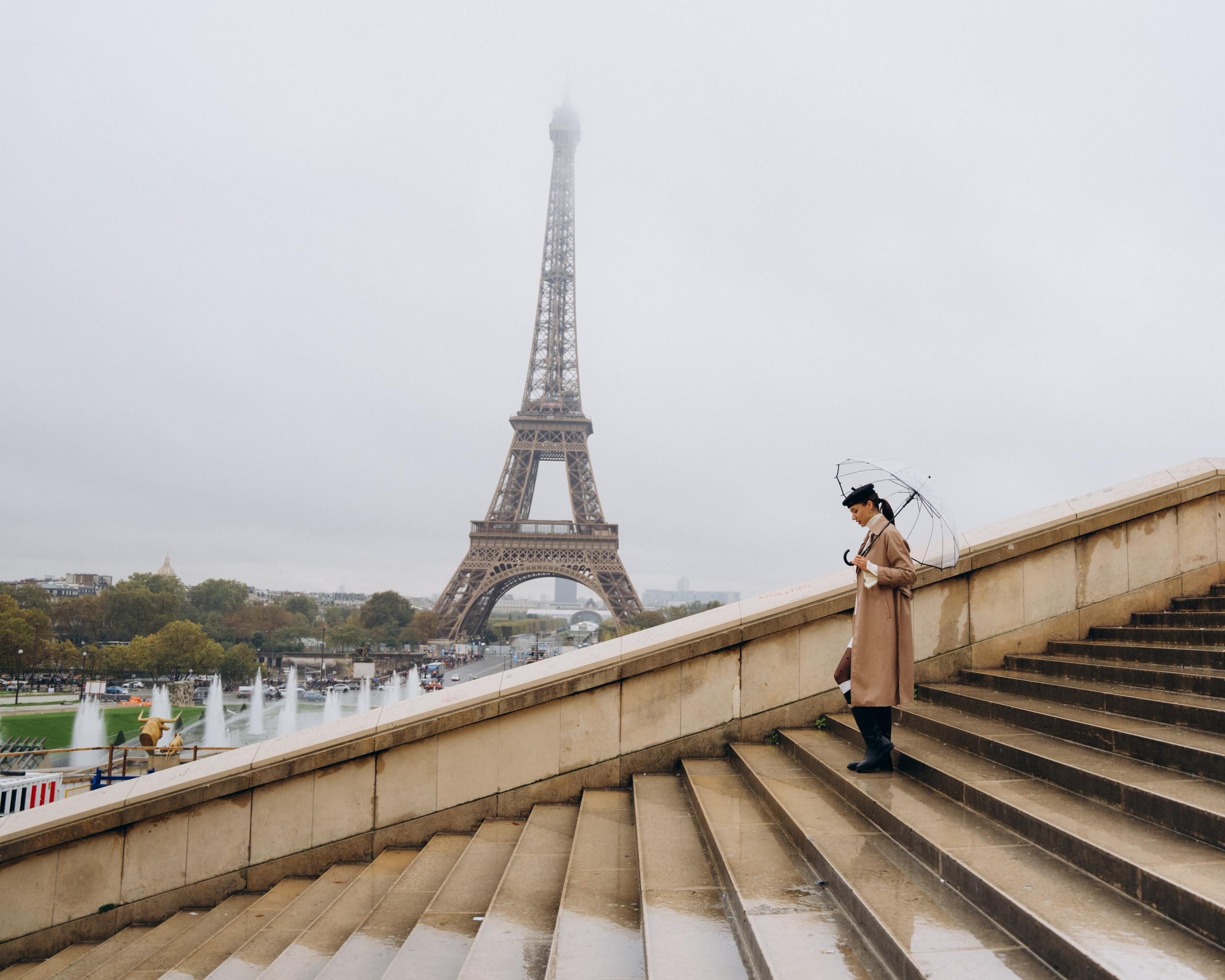 Photo shoot in Paris on a rainy day. Professional photographer in Paris — Shybitska Iryna