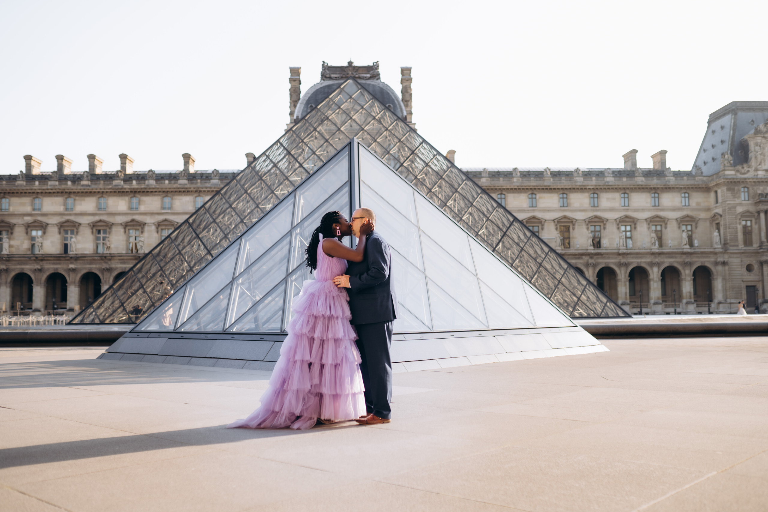 Family photo session in Paris — Louvre — Eiffel Tower. Professional photographer in Paris — Shybitska Iryna