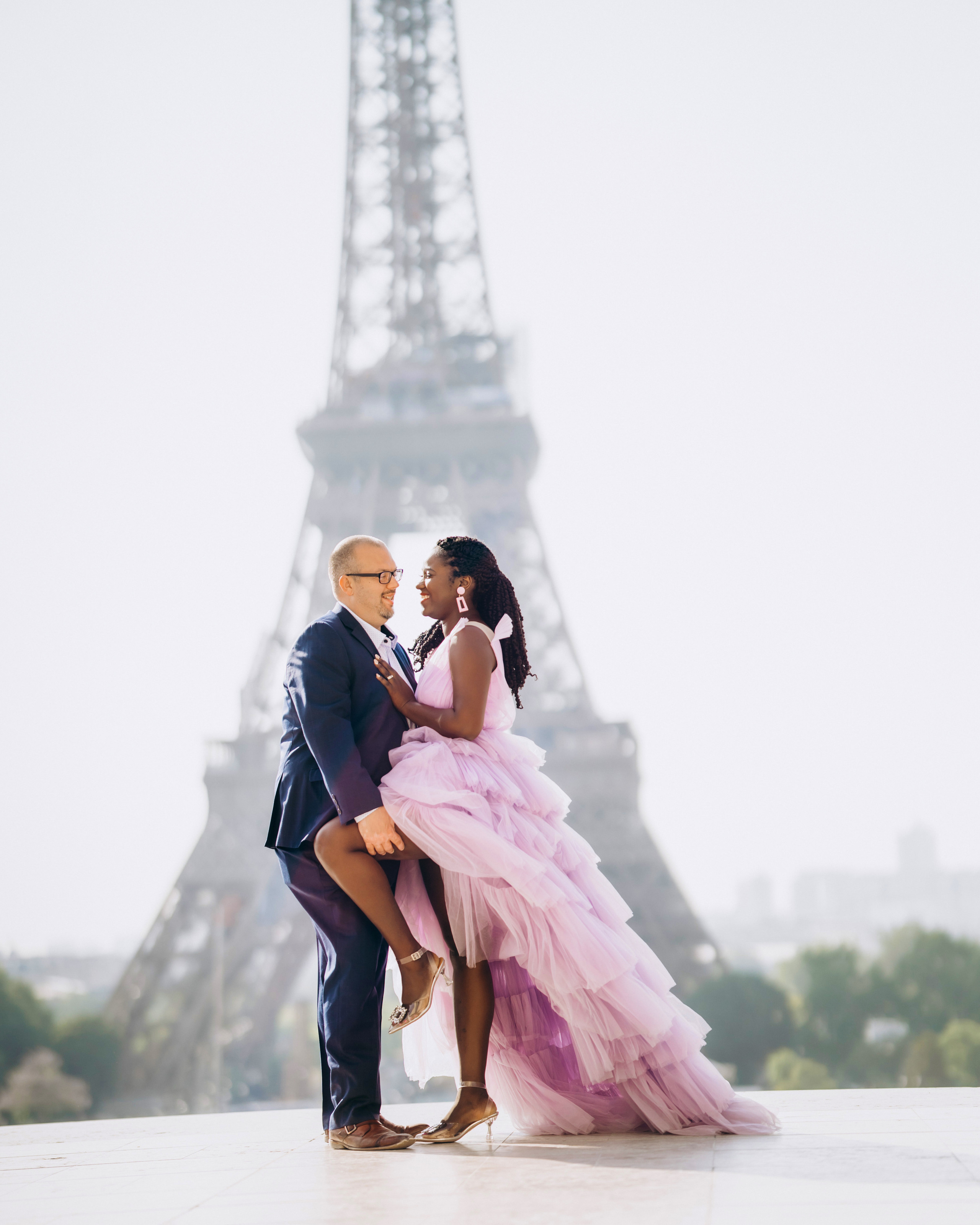 Family photo session in Paris — Louvre — Eiffel Tower. Professional photographer in Paris — Shybitska Iryna