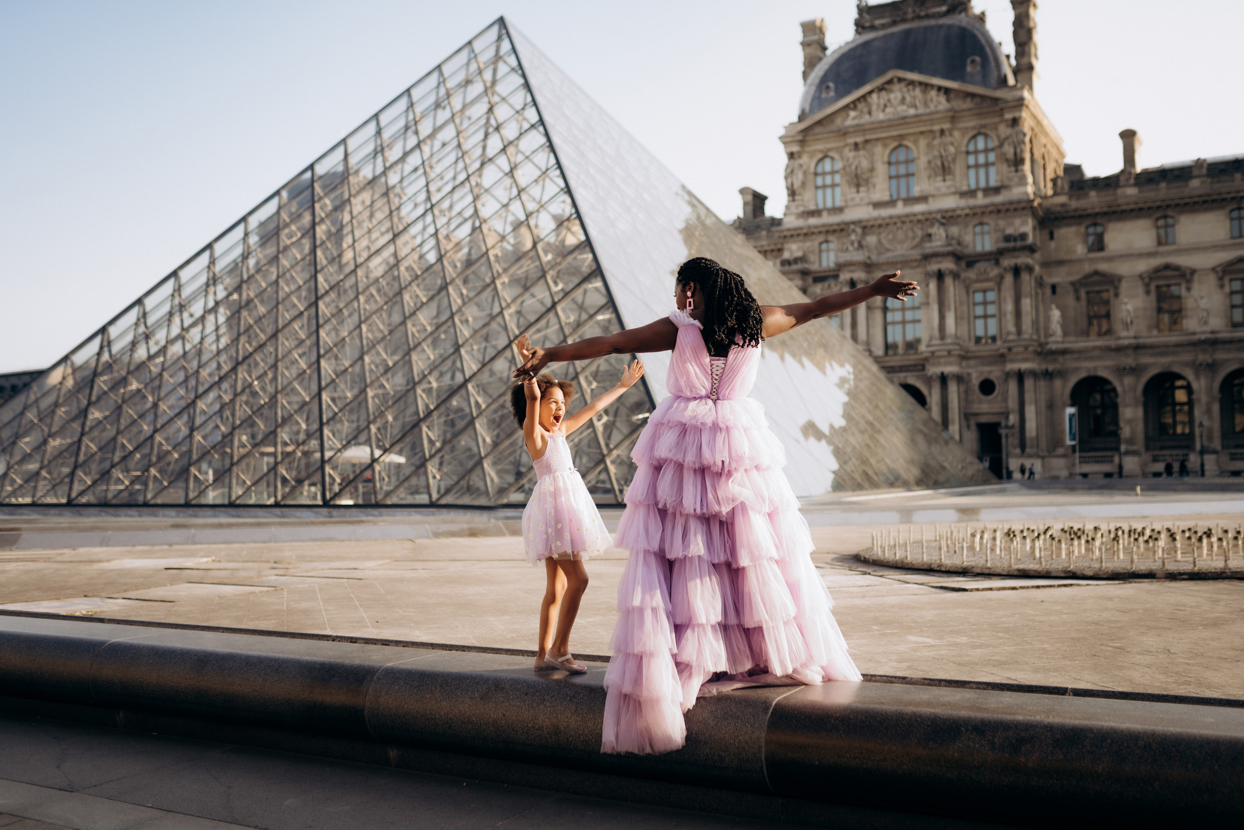 Family photo session in Paris — Louvre — Eiffel Tower. Professional photographer in Paris — Shybitska Iryna