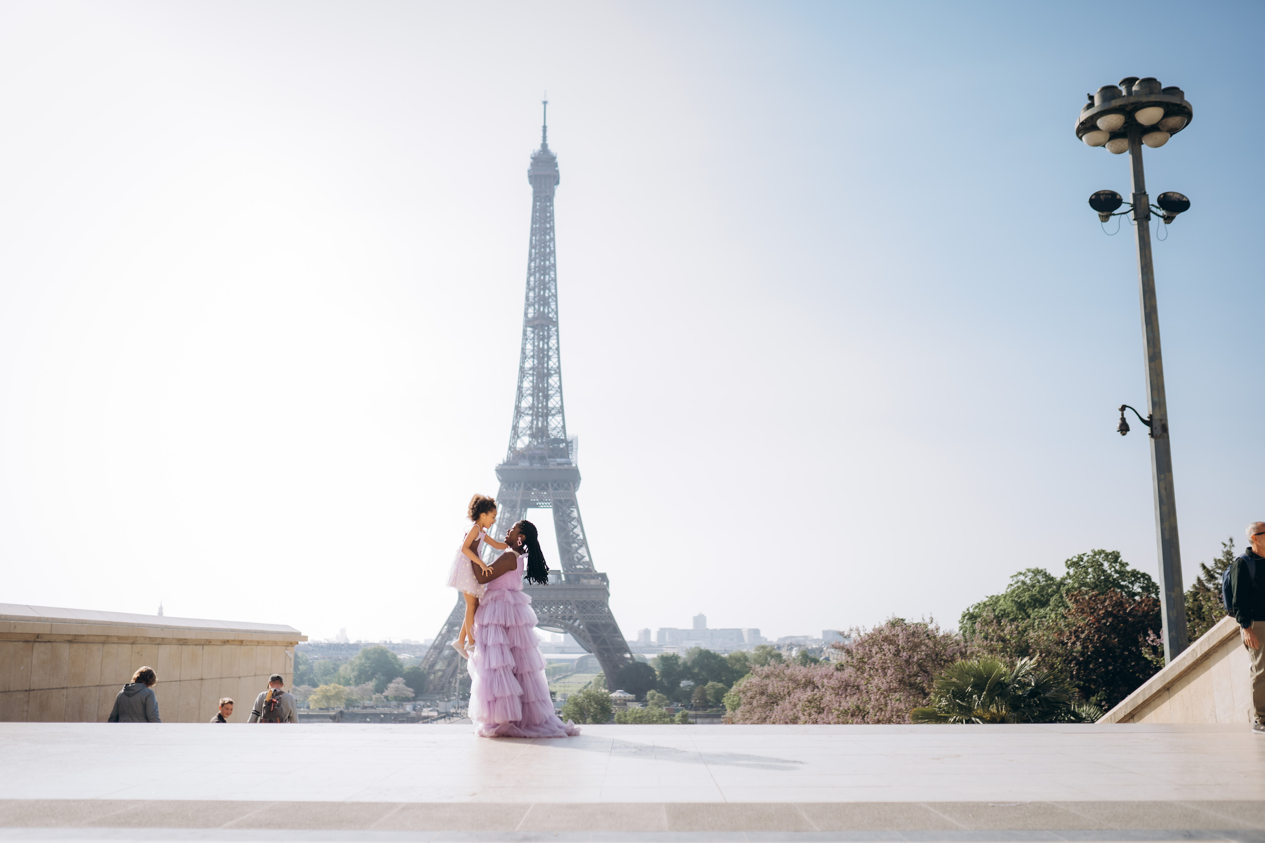 Family photo session in Paris — Louvre — Eiffel Tower. Professional photographer in Paris — Shybitska Iryna