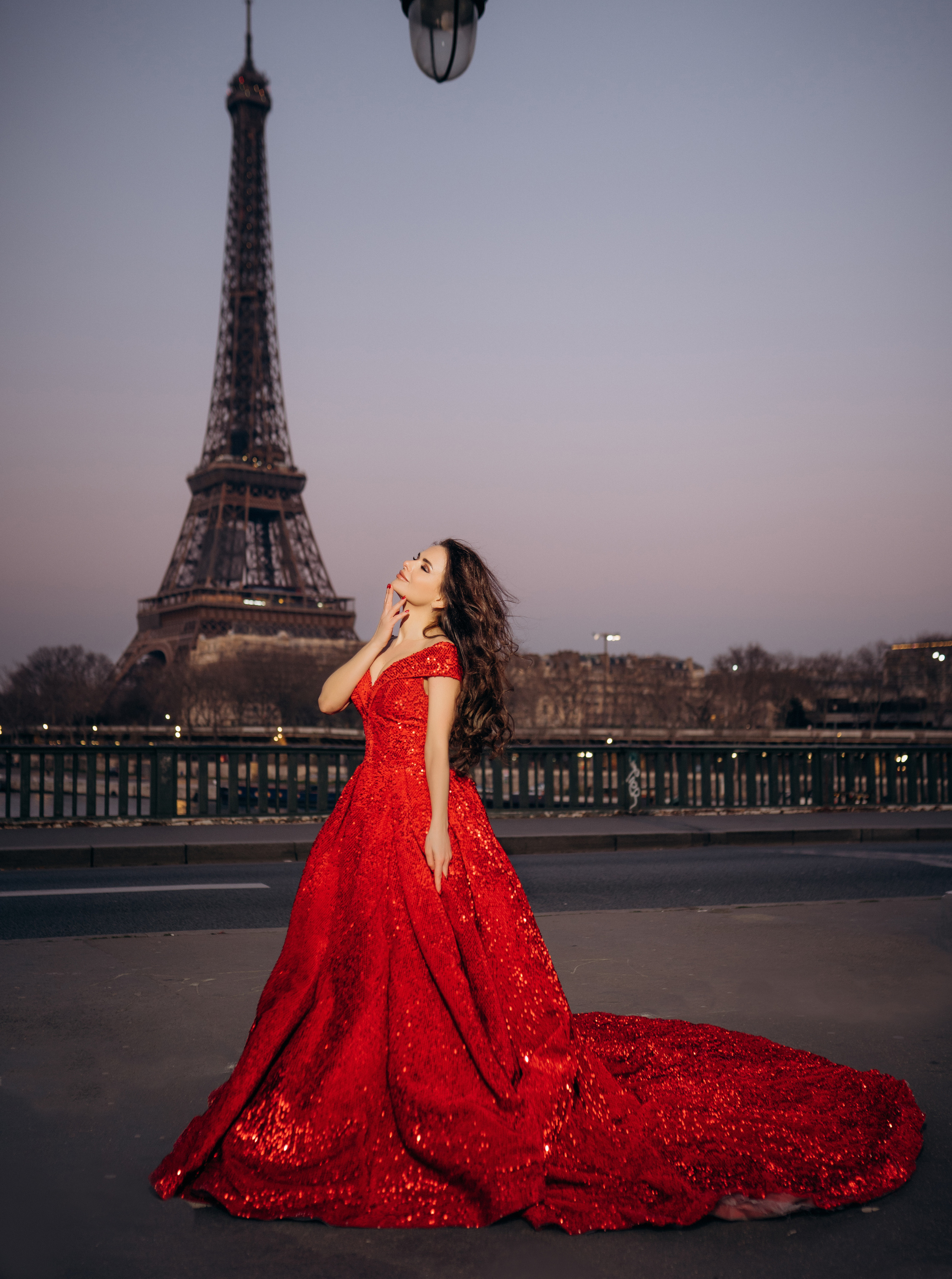 Eiffel Tower — Photo shoot. Professional photographer in Paris — Shybitska Iryna