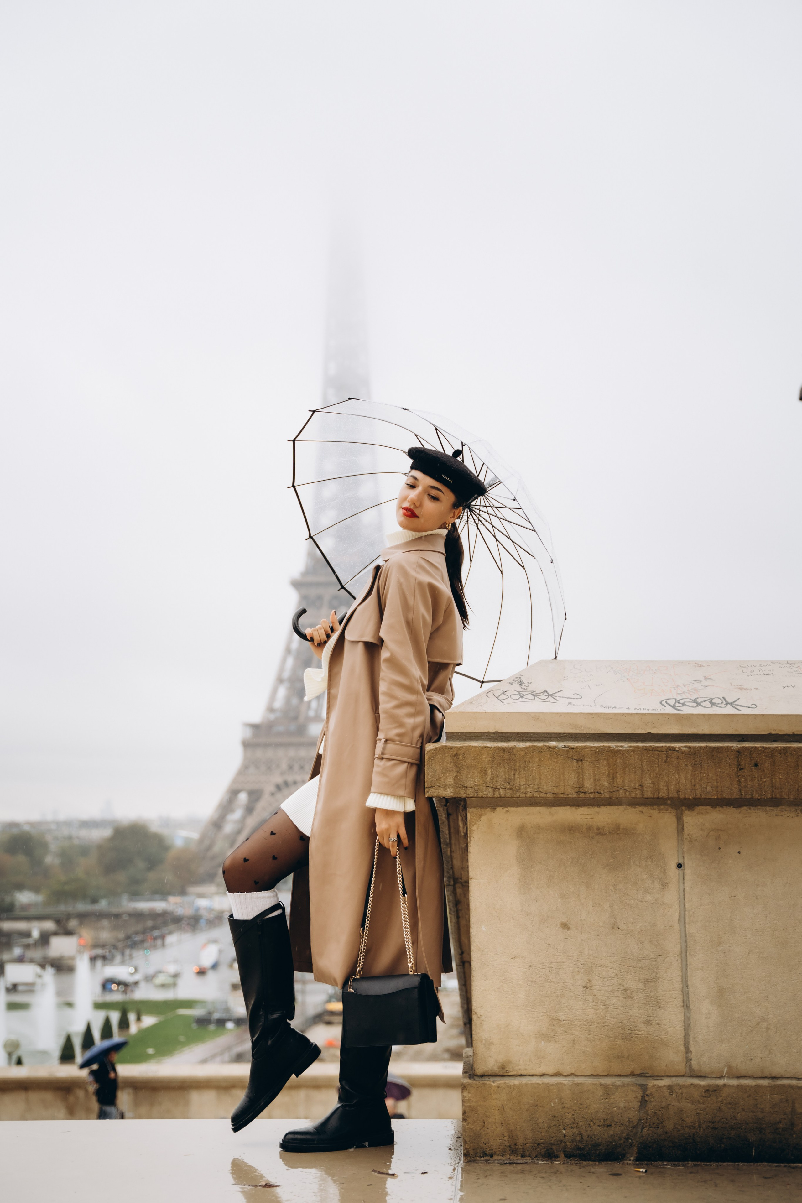 Photo shoot in Paris on a rainy day. Professional photographer in Paris — Shybitska Iryna