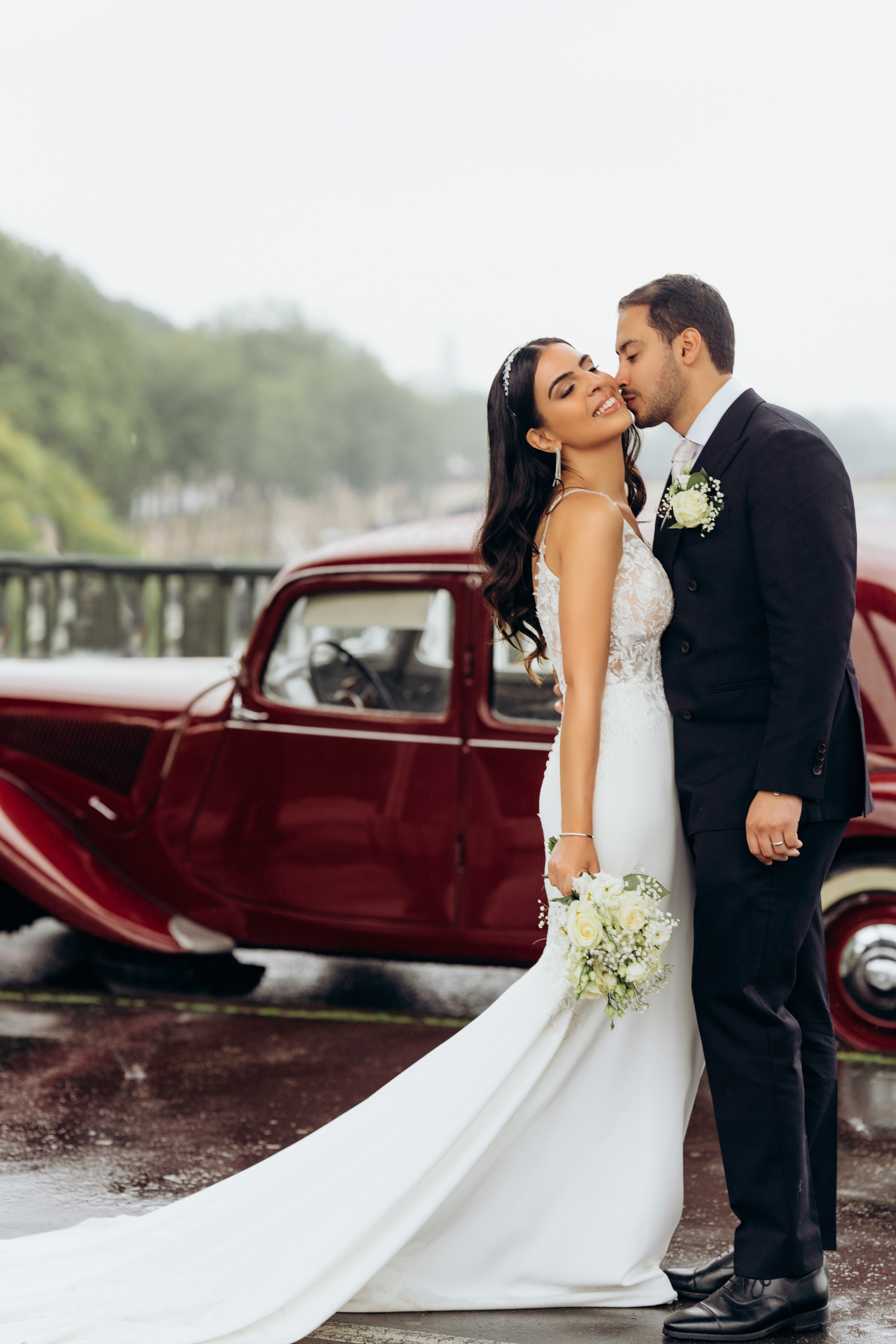 Wedding photo shoot in France_Cabriolet_Paris. Professional photographer in Paris — Shybitska Iryna