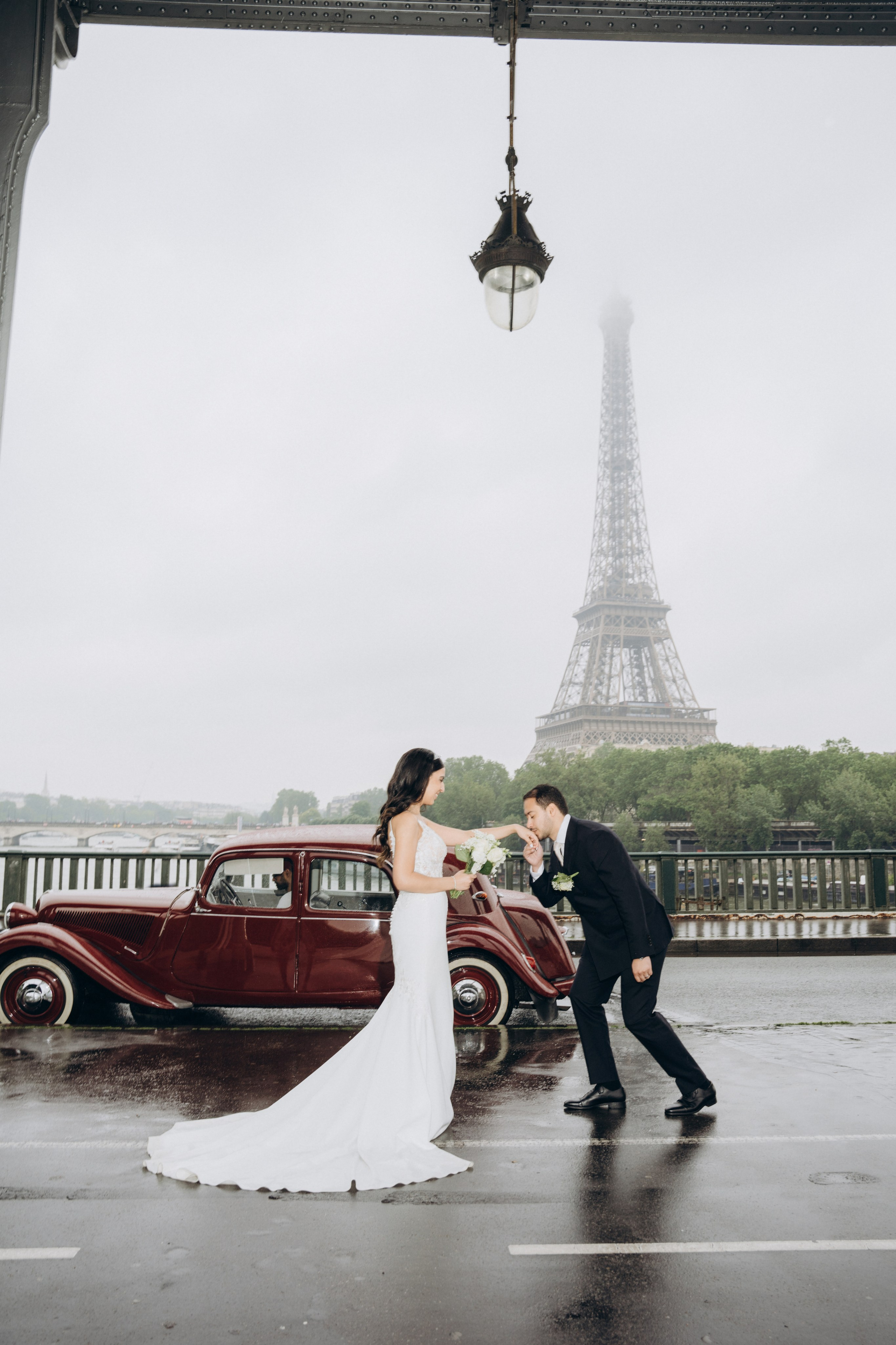 Wedding photo shoot in France_Cabriolet_Paris. Professional photographer in Paris — Shybitska Iryna