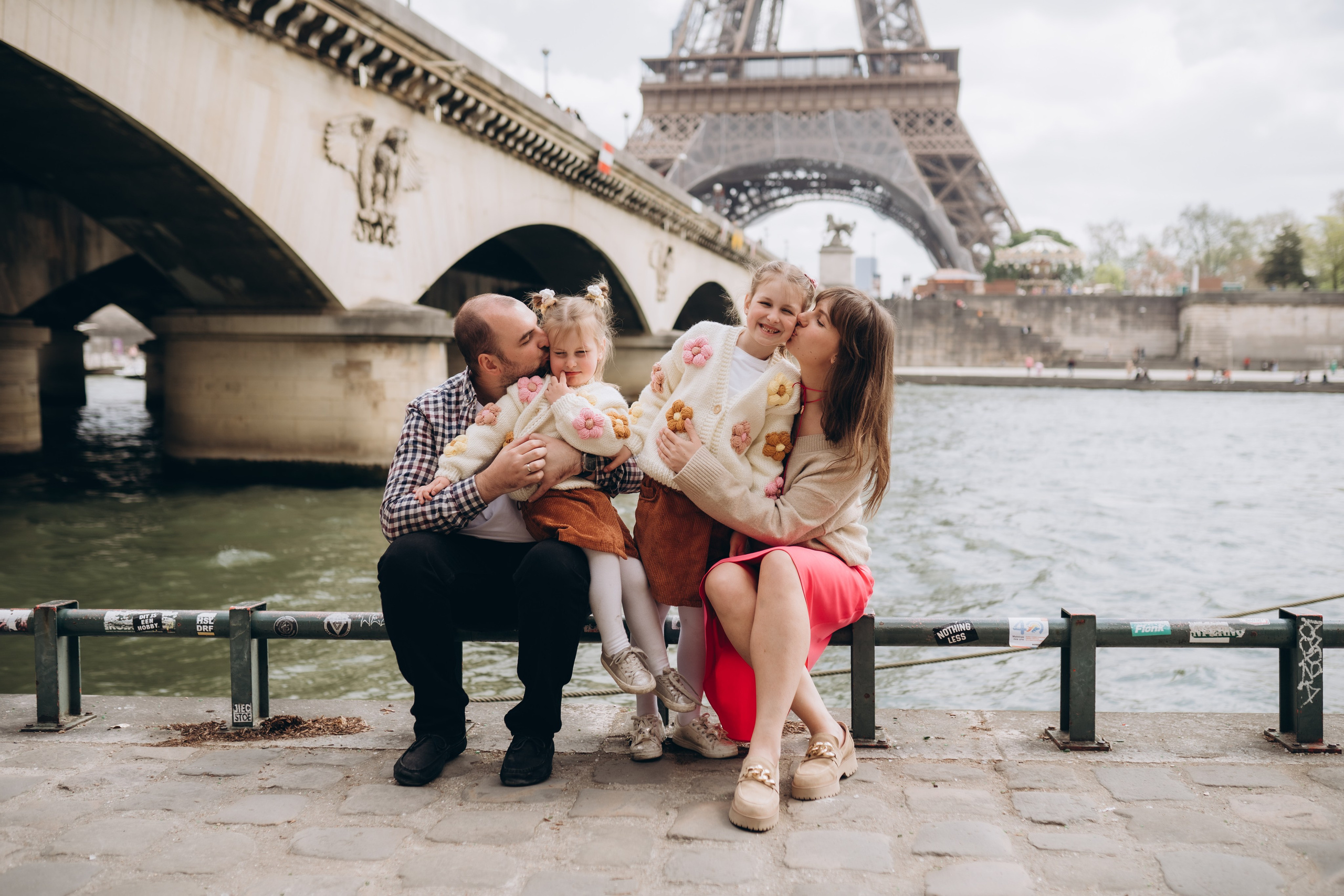 Family photo shoot. Paris. Professional photographer in Paris — Shybitska Iryna