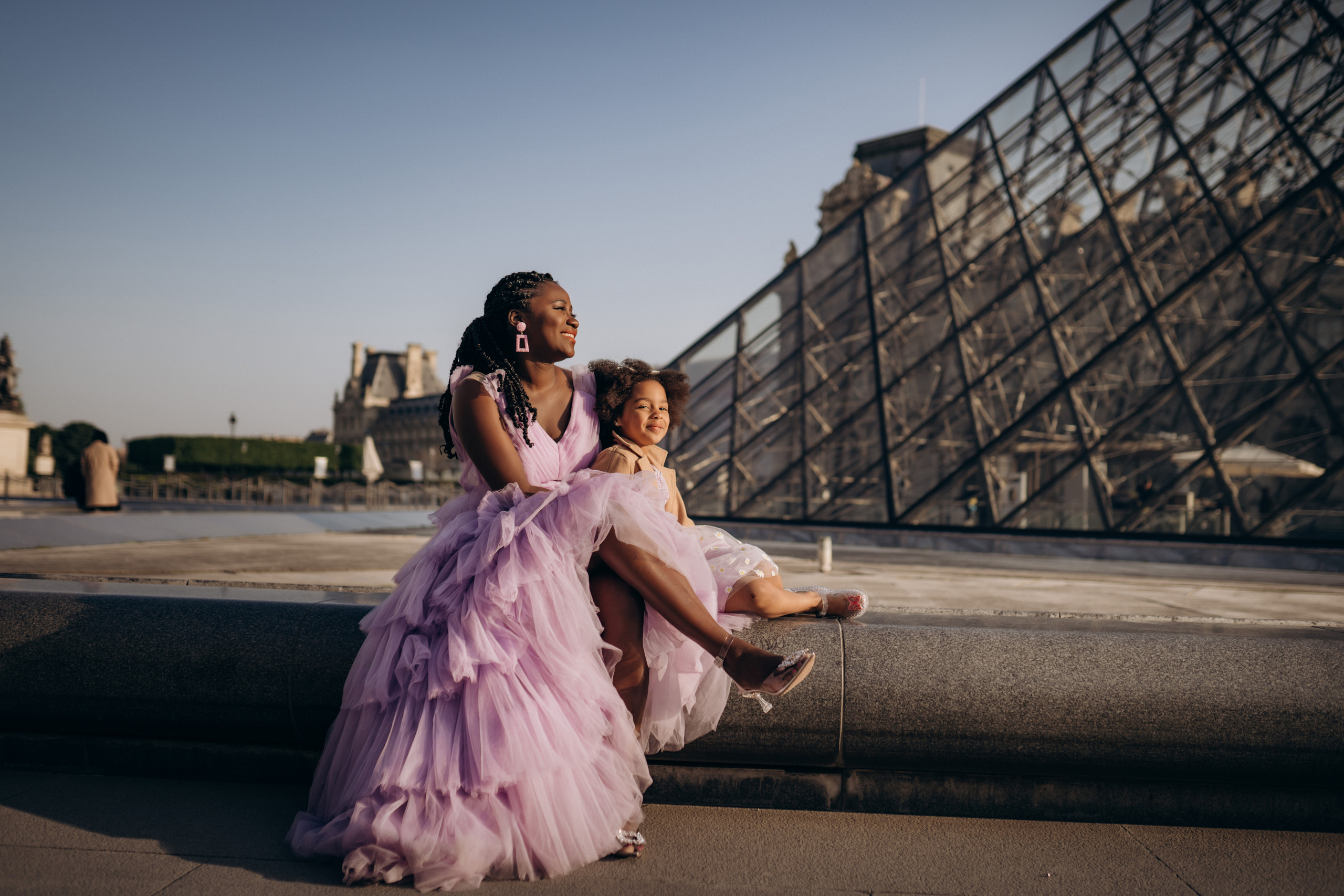 Family photo session in Paris — Louvre — Eiffel Tower. Professional photographer in Paris — Shybitska Iryna