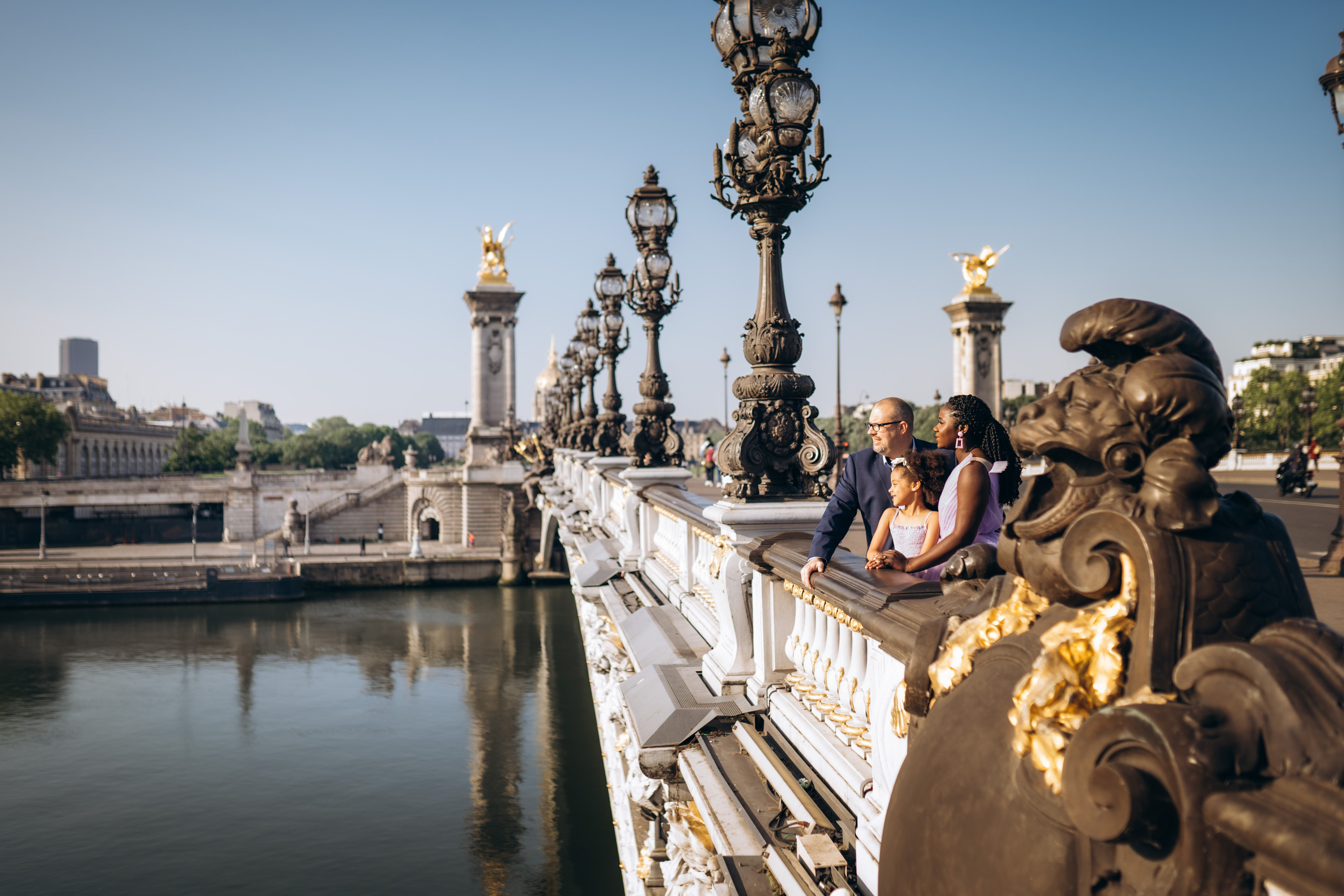 Family photo session in Paris — Louvre — Eiffel Tower. Professional photographer in Paris — Shybitska Iryna
