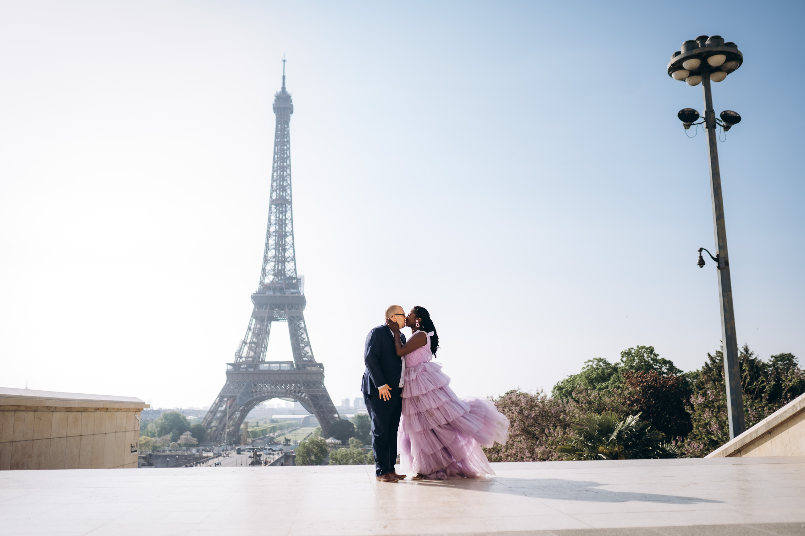 Family photo session in Paris — Louvre — Eiffel Tower. Professional photographer in Paris — Shybitska Iryna