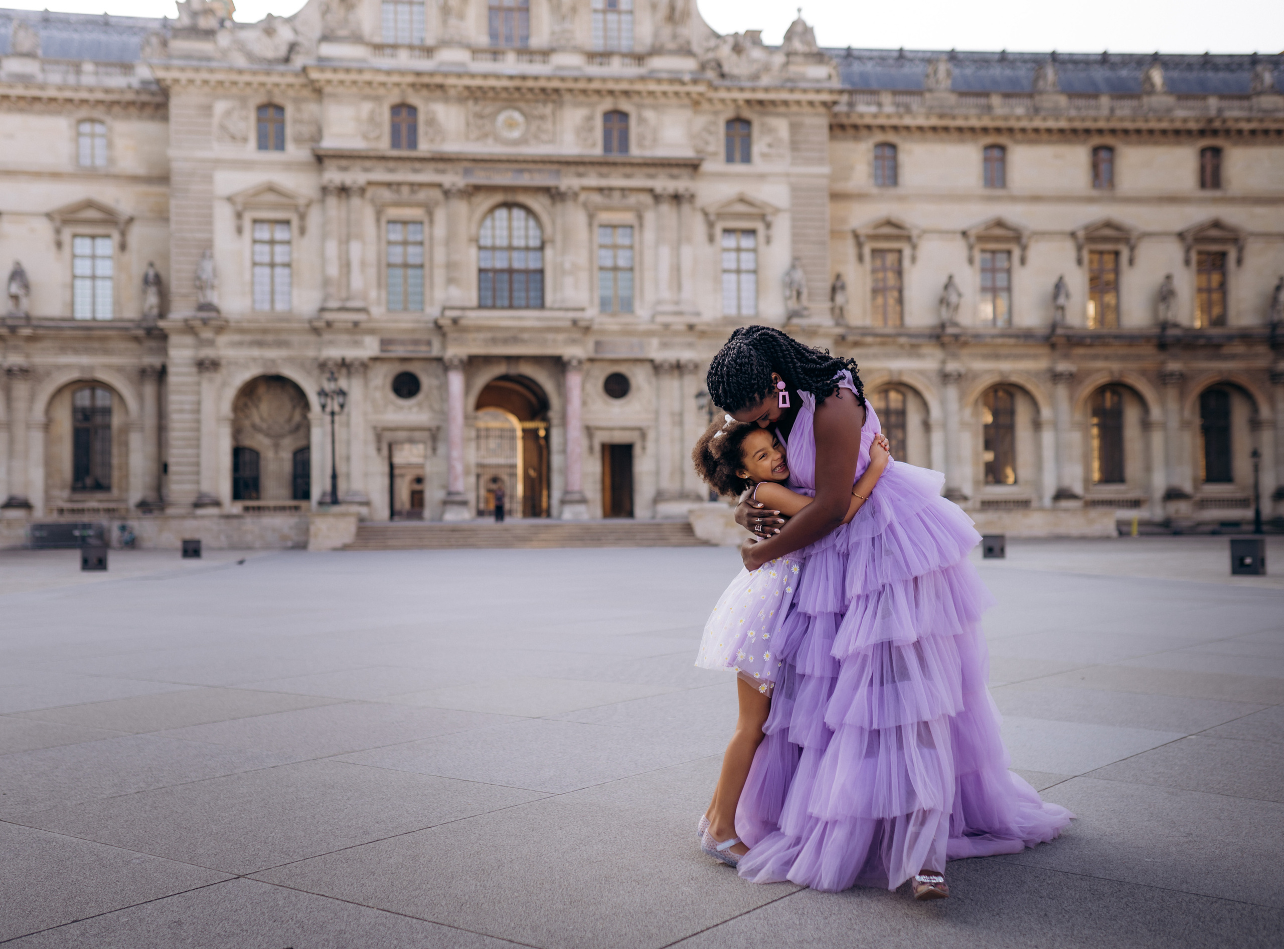 Family photo session in Paris — Louvre — Eiffel Tower. Professional photographer in Paris — Shybitska Iryna