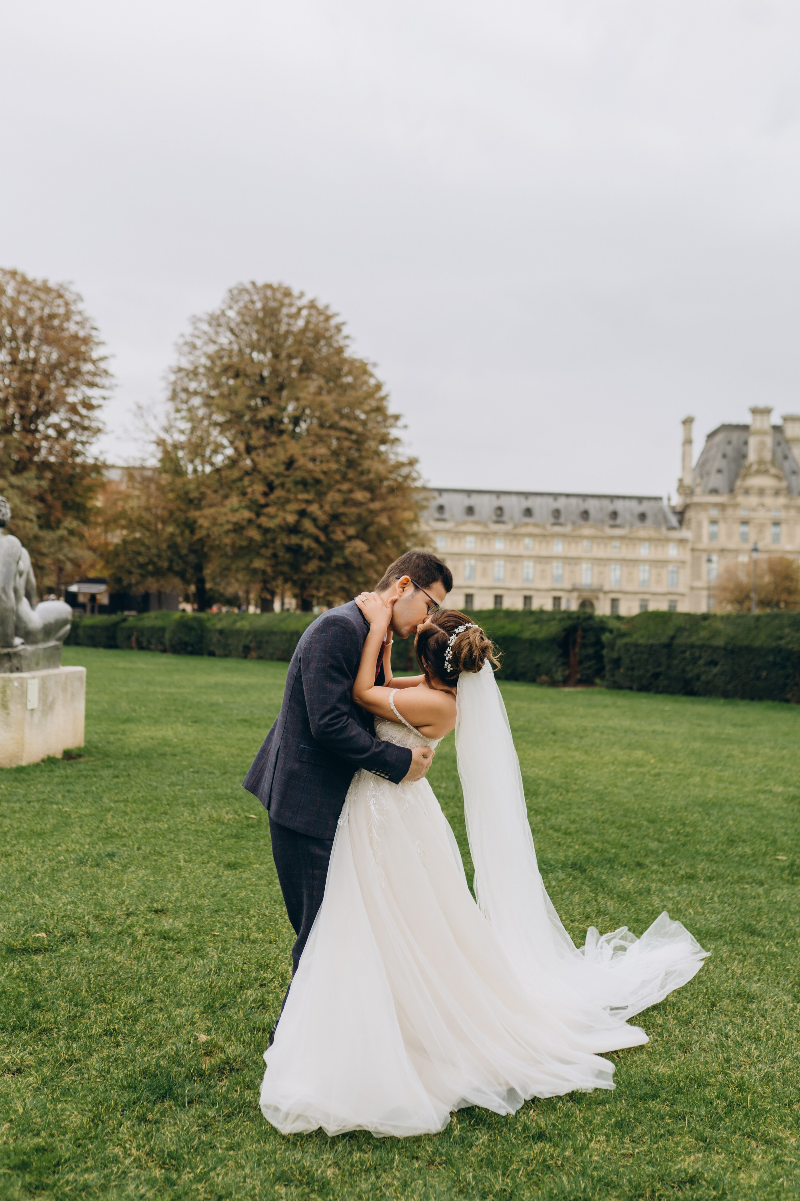 Wedding photo shoot. Professional photographer in Paris — Shybitska Iryna