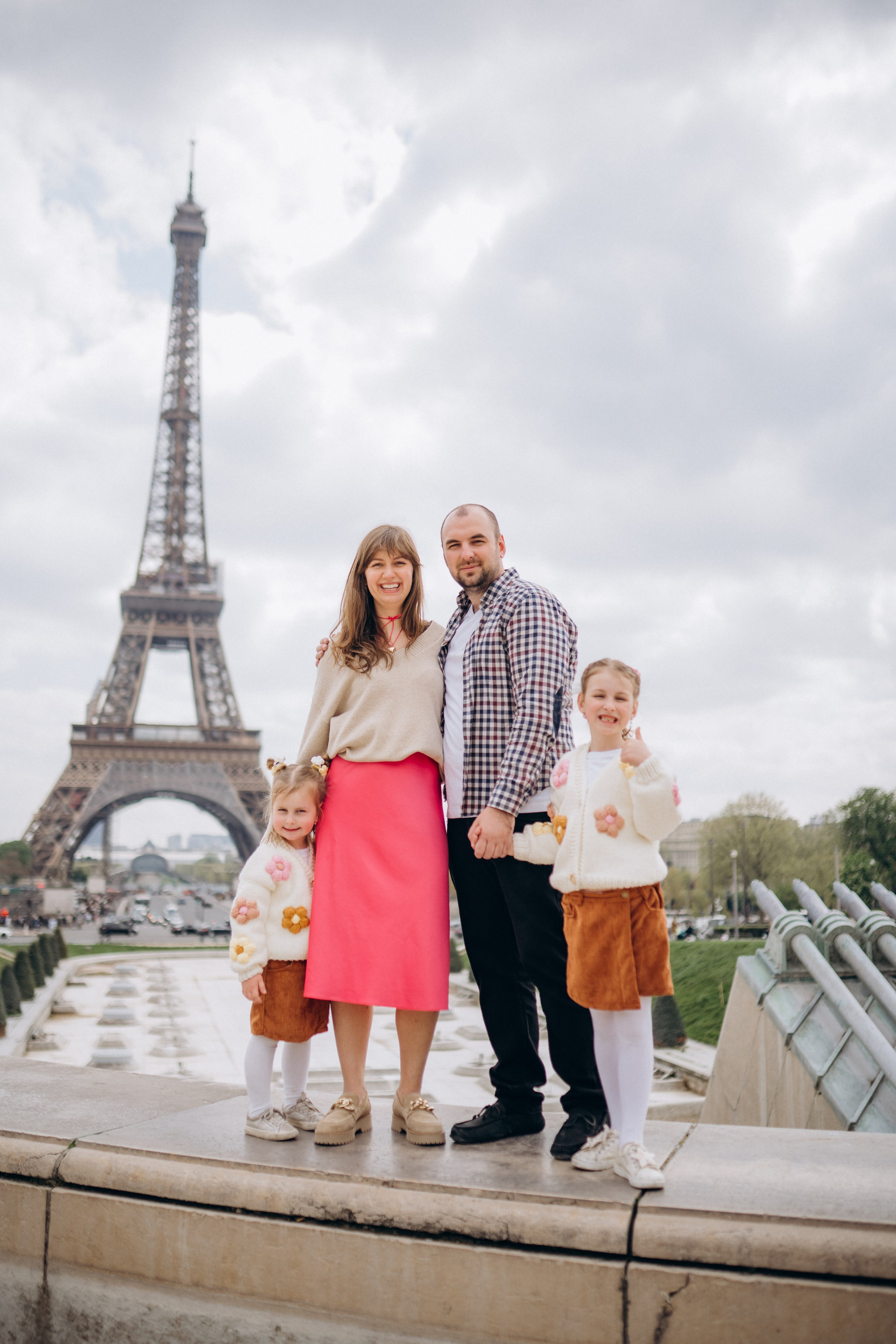 Family photo shoot. Paris. Professional photographer in Paris — Shybitska Iryna