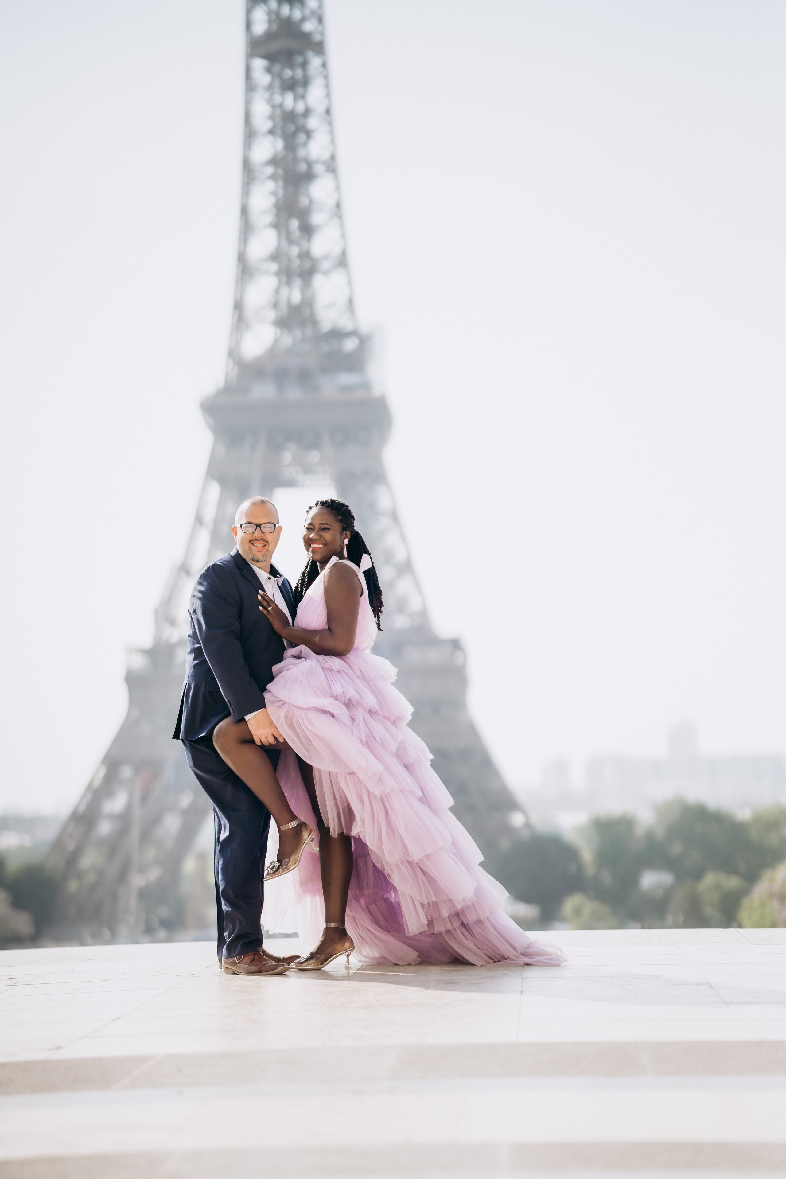Family photo session in Paris — Louvre — Eiffel Tower. Professional photographer in Paris — Shybitska Iryna