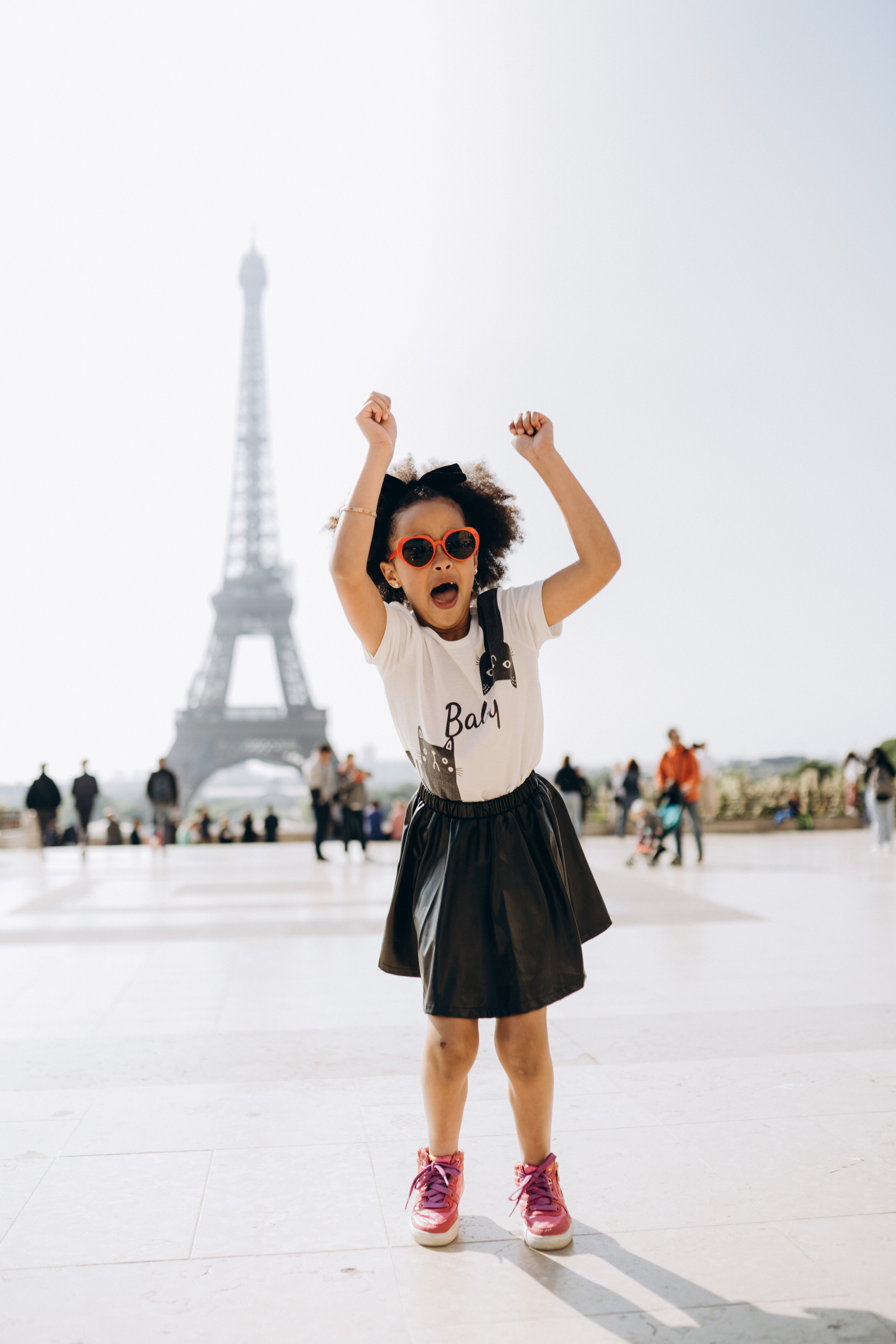 Family photo session in Paris — Louvre — Eiffel Tower. Professional photographer in Paris — Shybitska Iryna