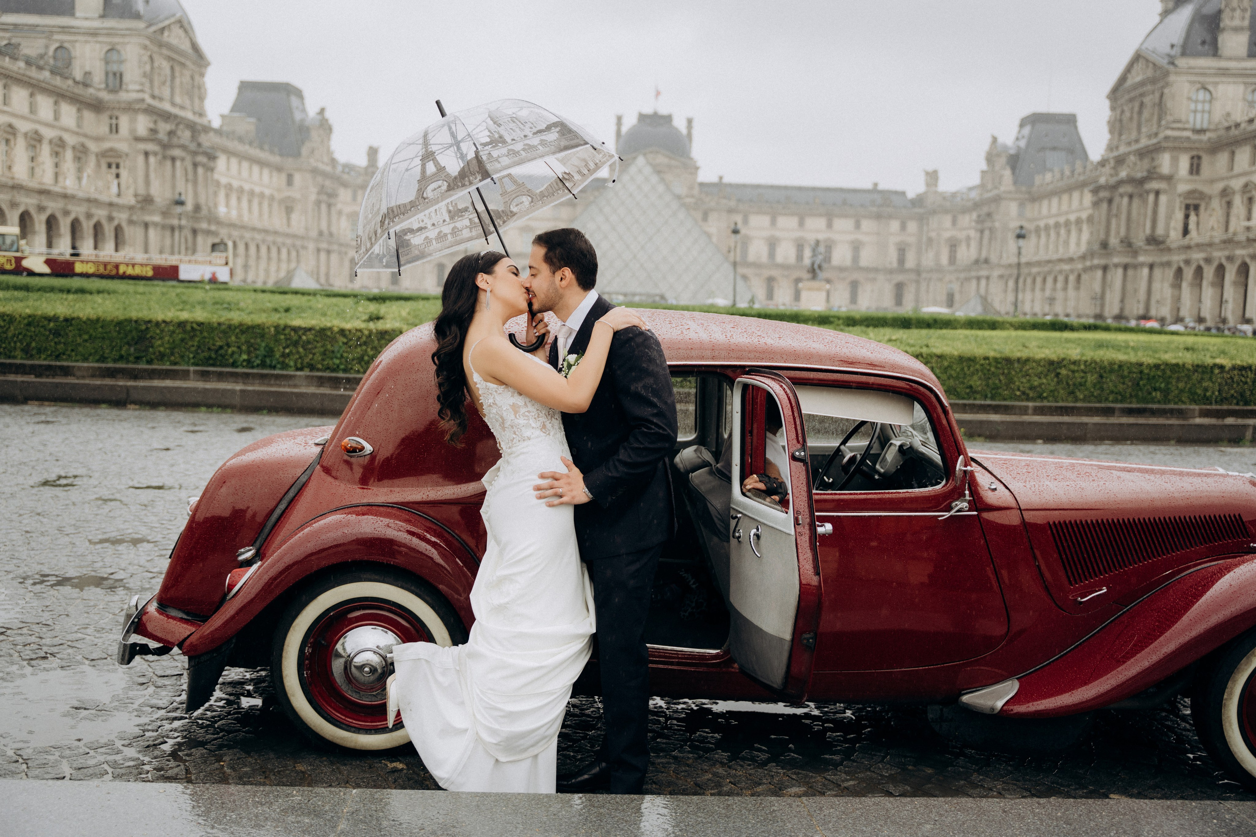 Wedding photo shoot in France_Cabriolet_Paris. Professional photographer in Paris — Shybitska Iryna